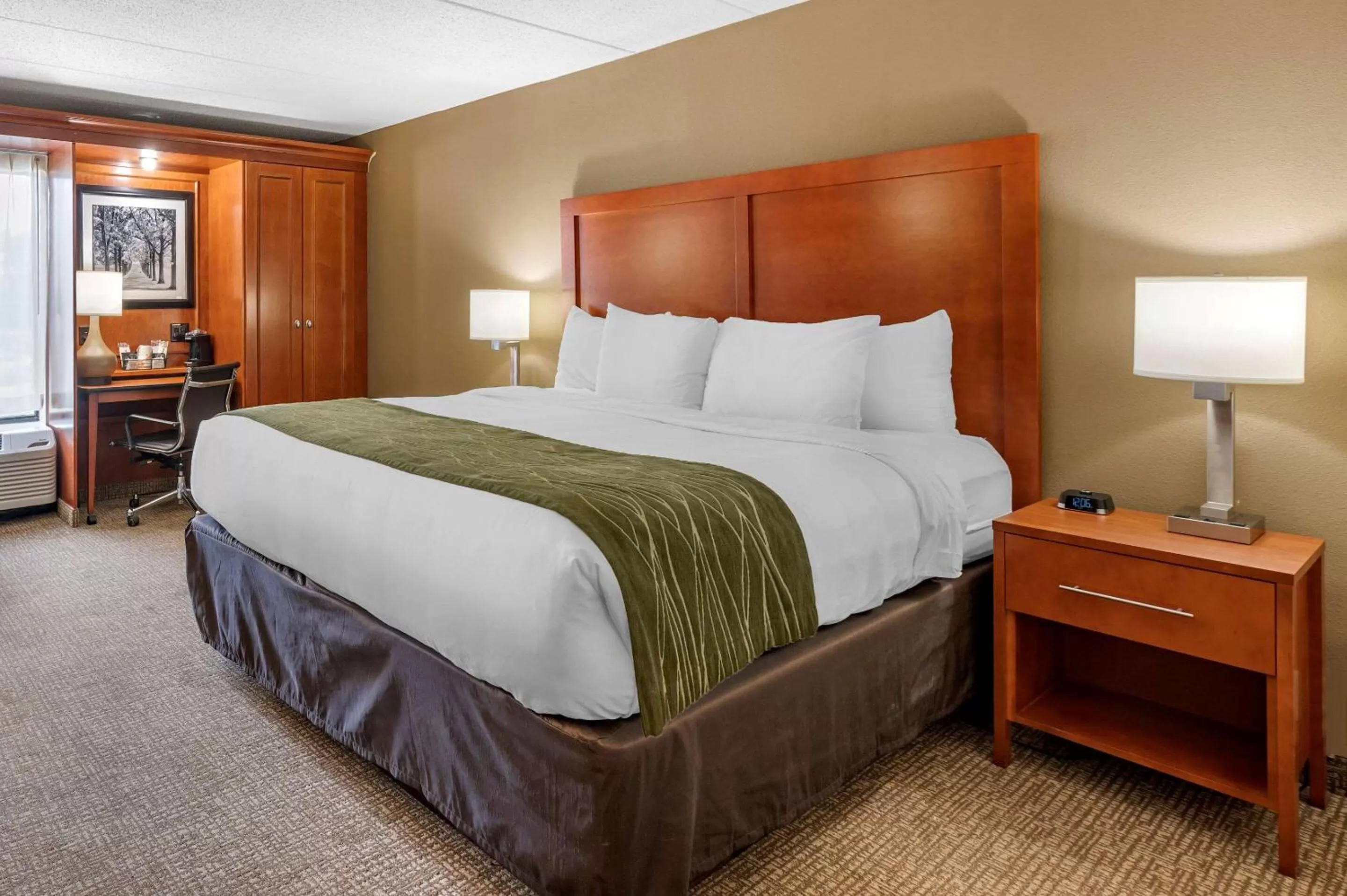 Photo of the whole room, Bed in Comfort Inn Oxford - University Area