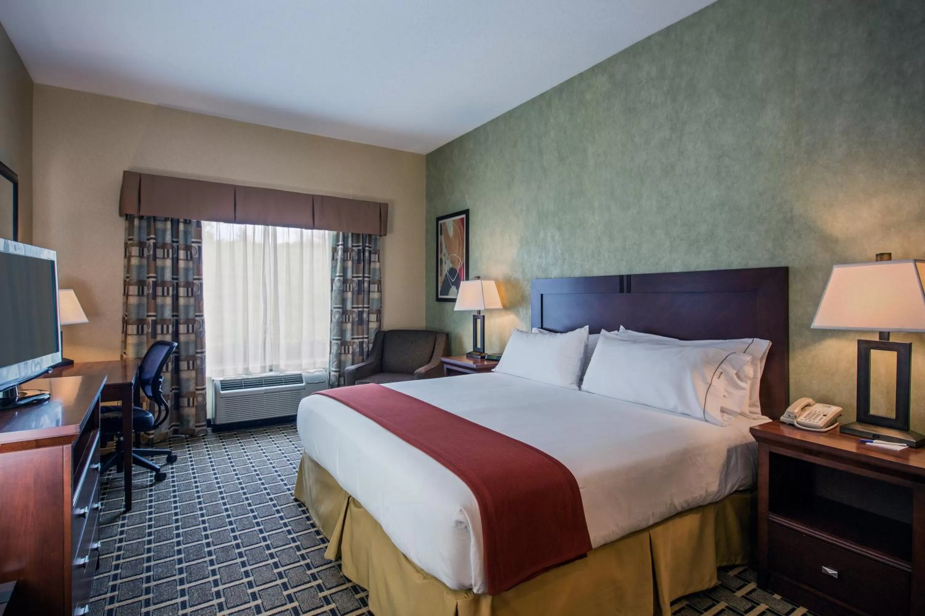 Photo of the whole room, Bed in Holiday Inn Express Hotel & Suites Youngstown North-Warren/Niles by IHG