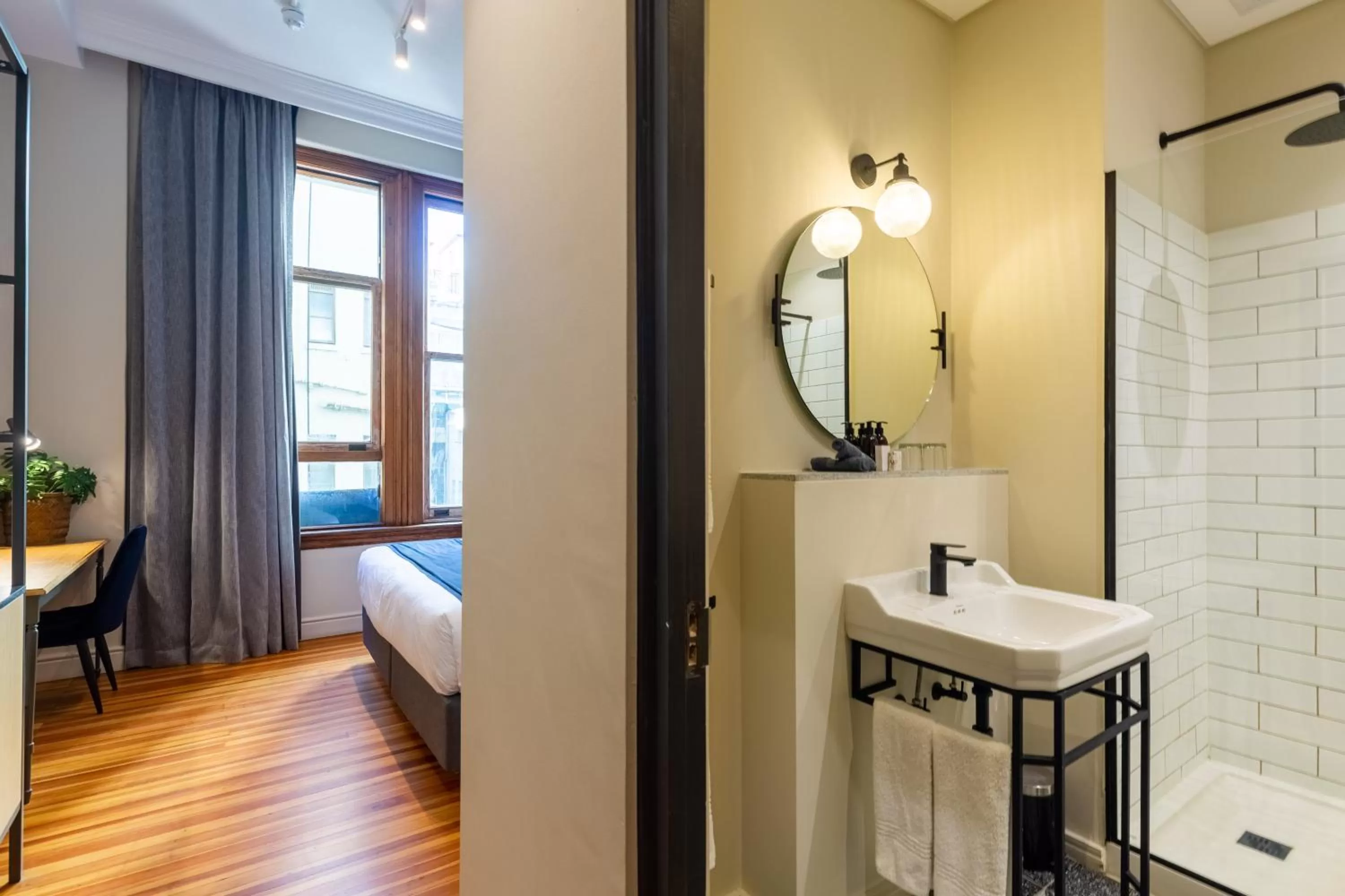 Shower, Bed in Old Bank Hotel - Lion Roars Hotels & Lodges