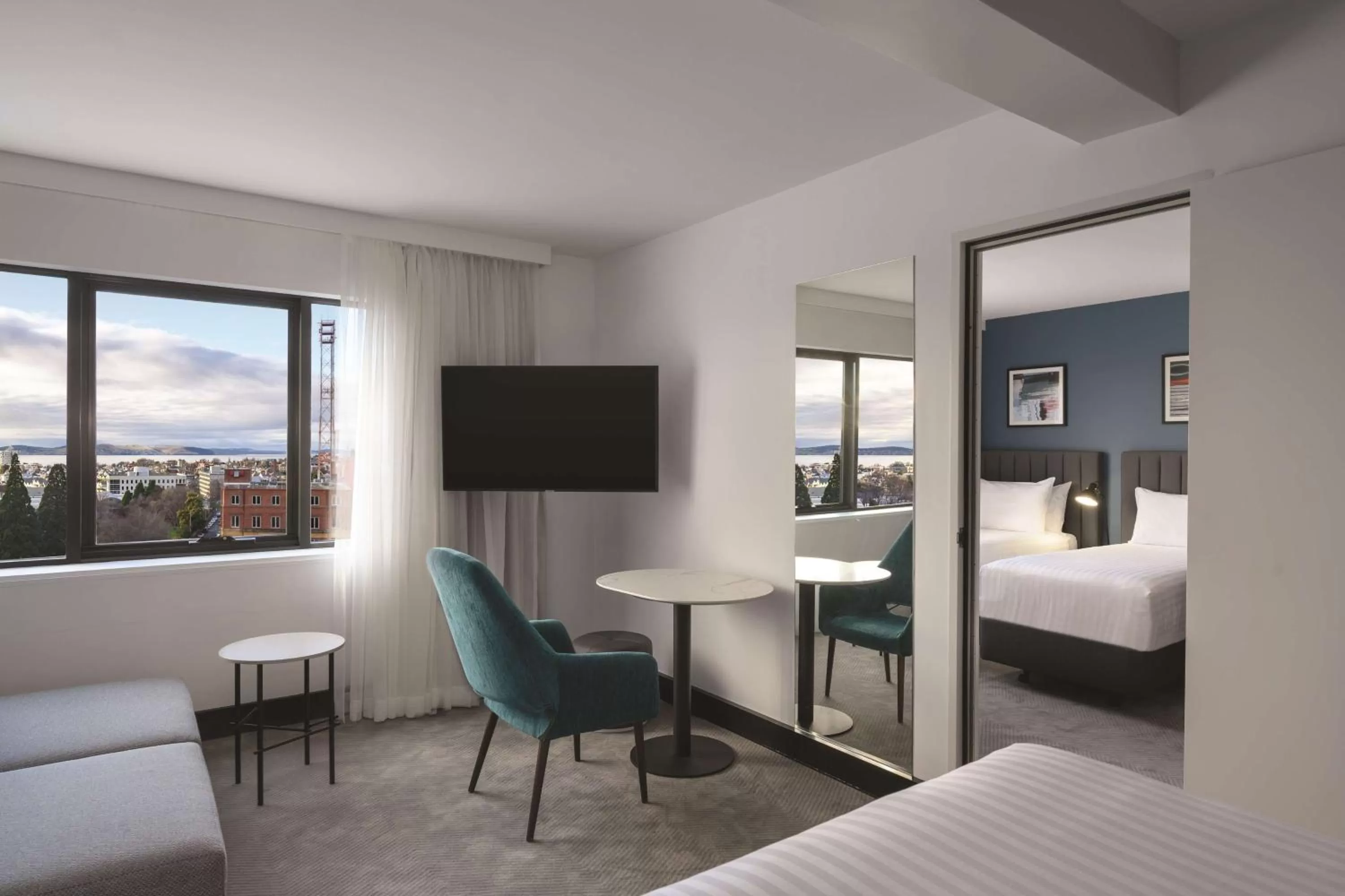 Living room, Bed in Travelodge Hotel Hobart