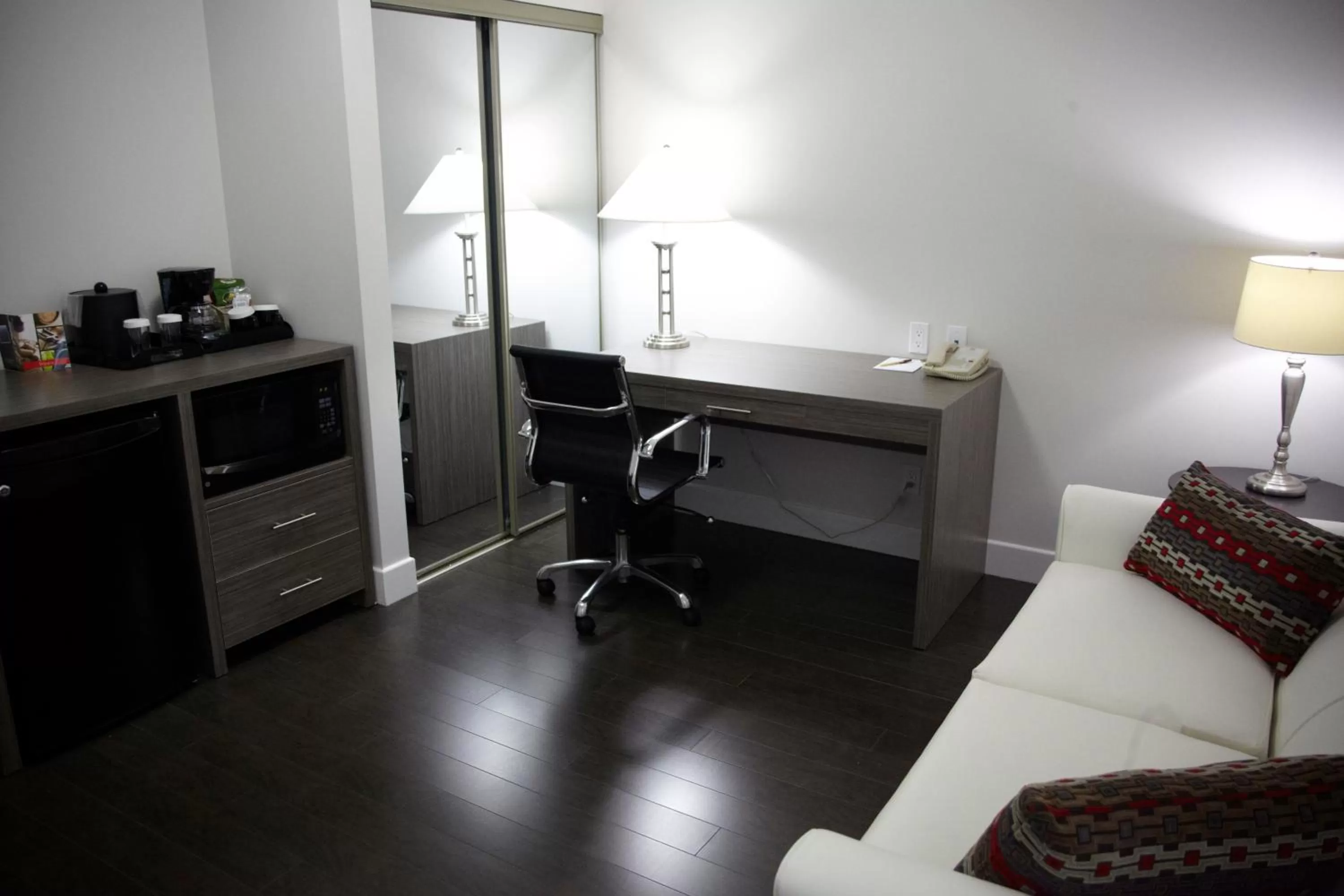 Seating area in Admiral Inn Mississauga