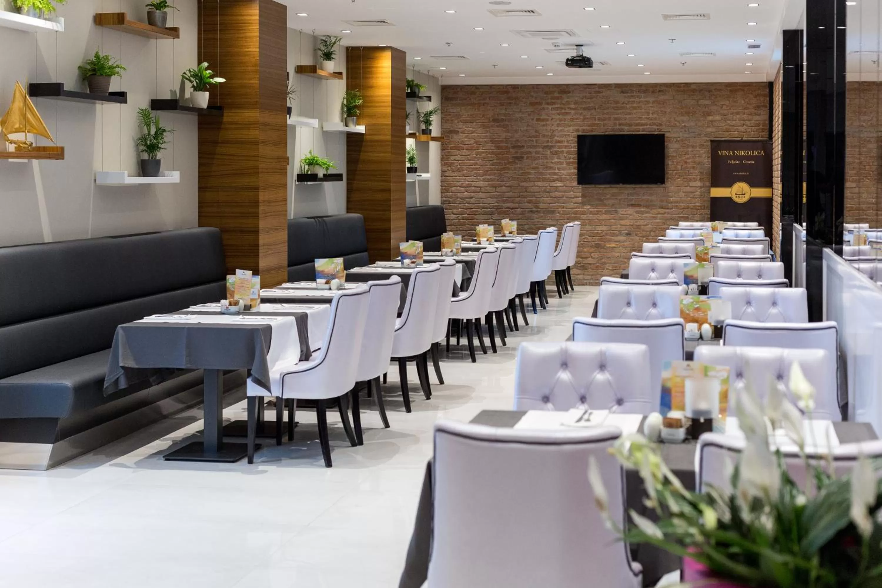 Restaurant/places to eat in Cornaro Hotel