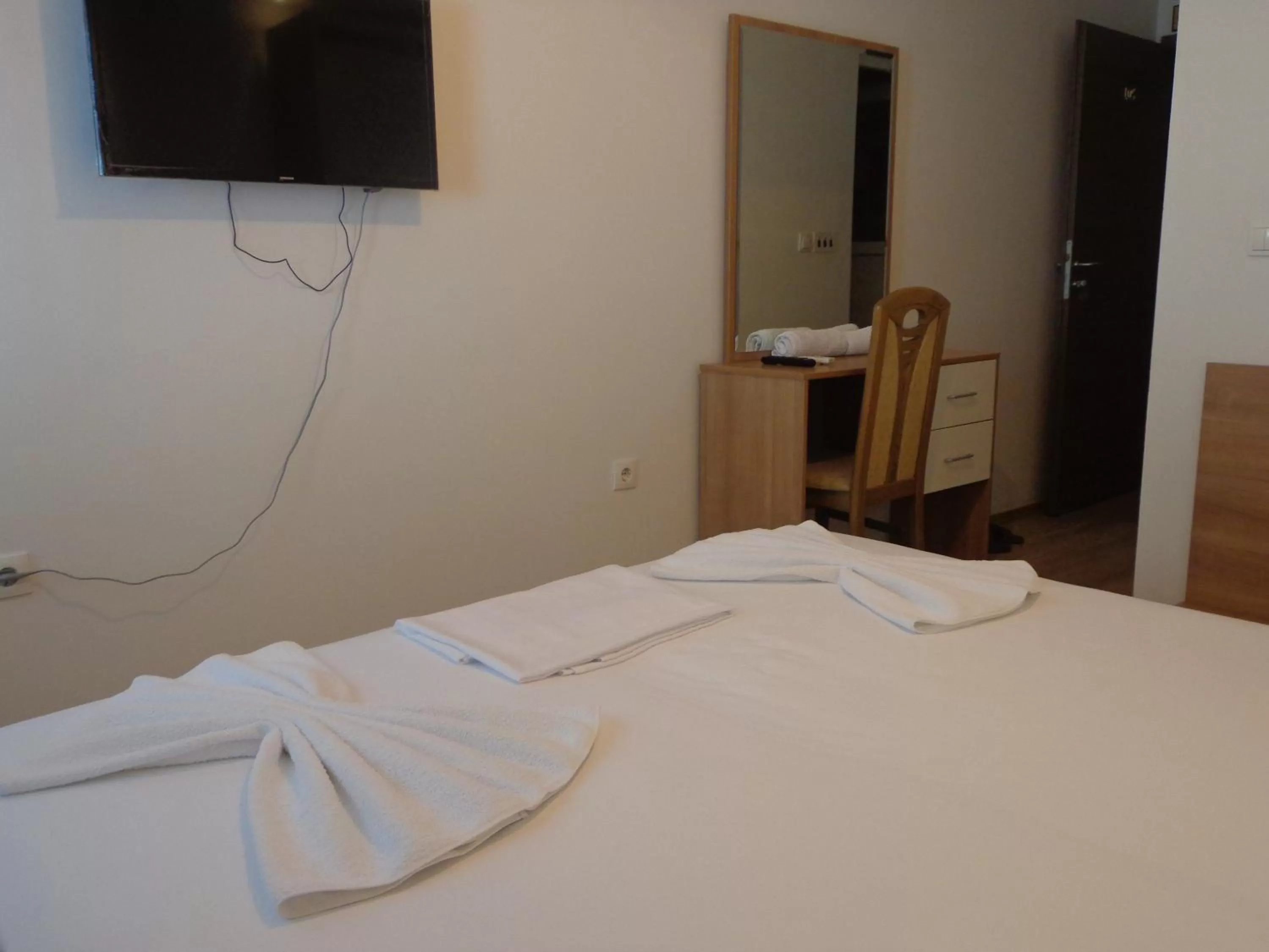 Bed, TV/Entertainment Center in Hotel Rio