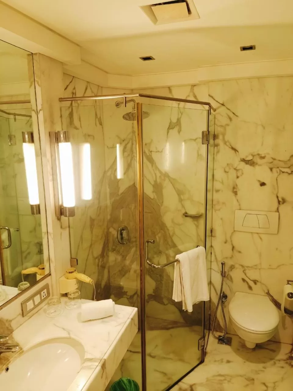 Bathroom in Mirage Hotel, Mumbai International Airport