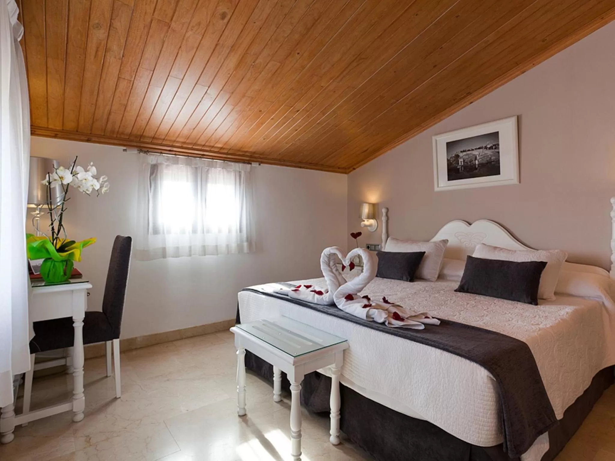 Photo of the whole room, Bed in Hotel Carlos V