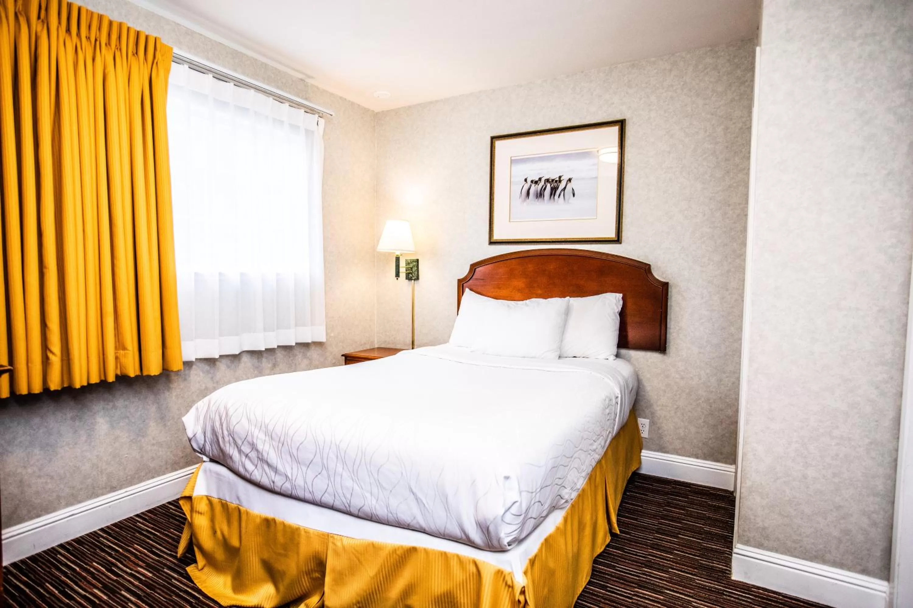 Photo of the whole room, Bed in Pelican Inn