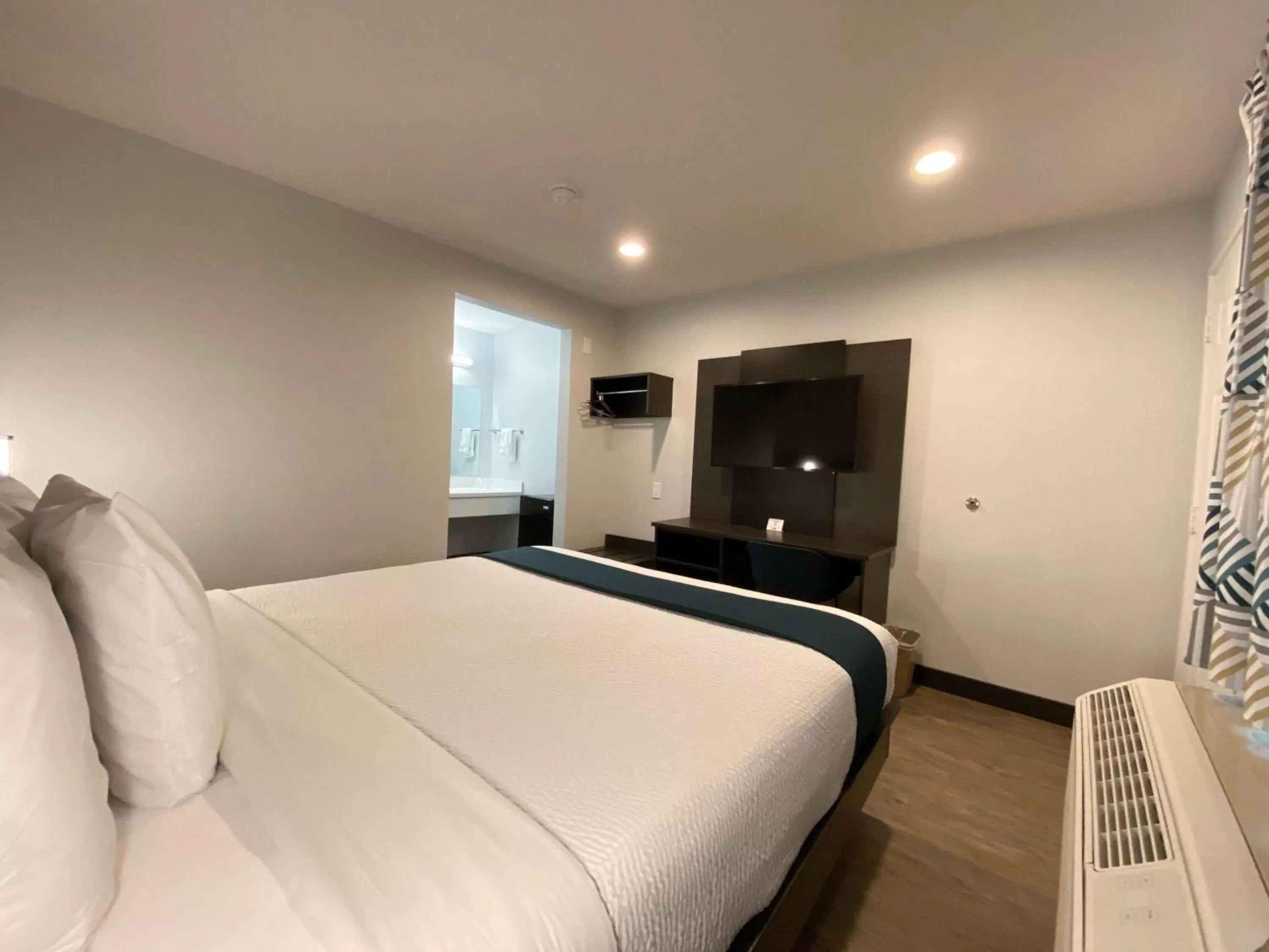 Photo of the whole room, Bed in Motel 6-Bellflower, CA - Los Angeles