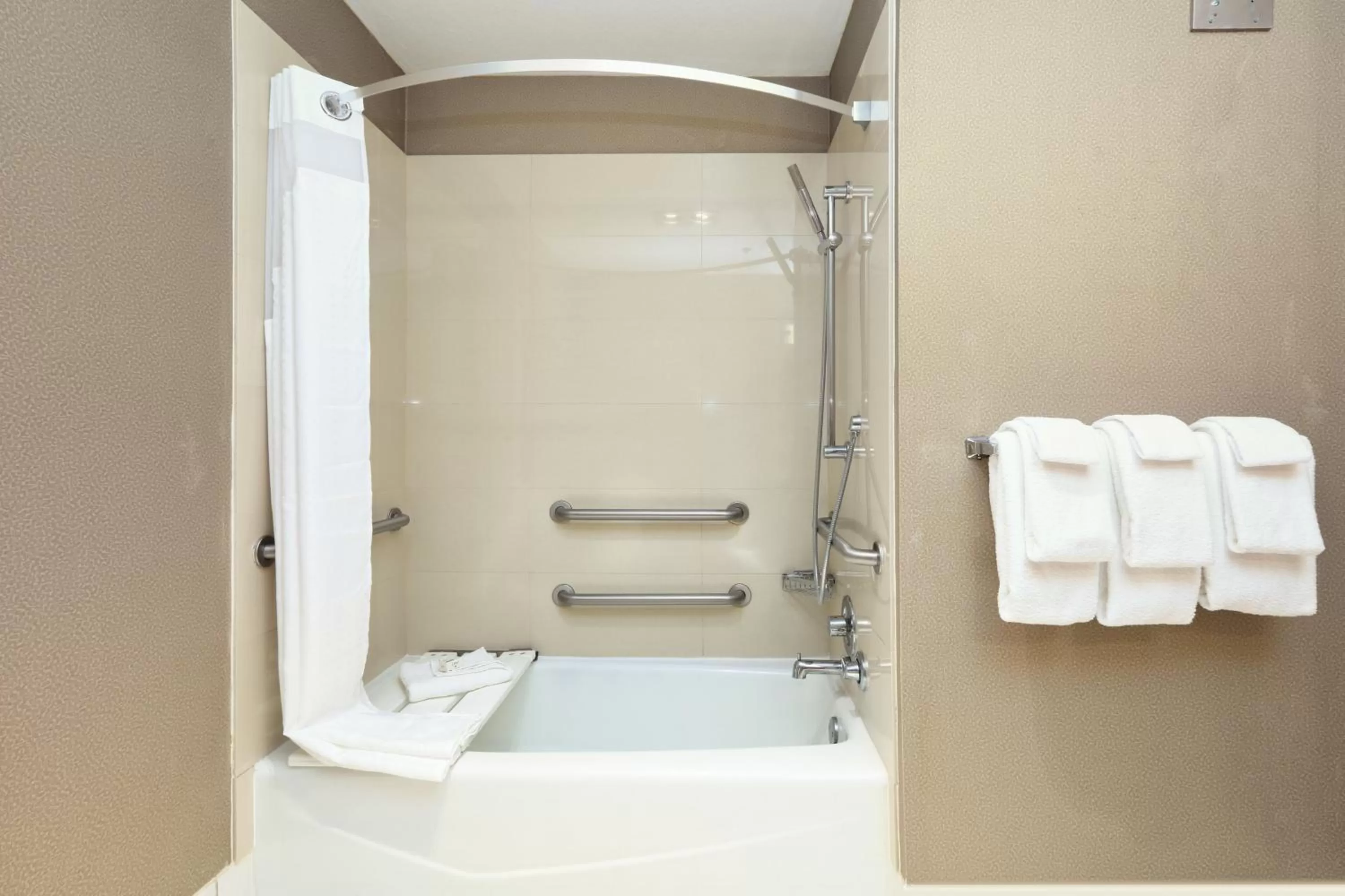 Bathroom in Holiday Inn & Suites Santa Maria by IHG