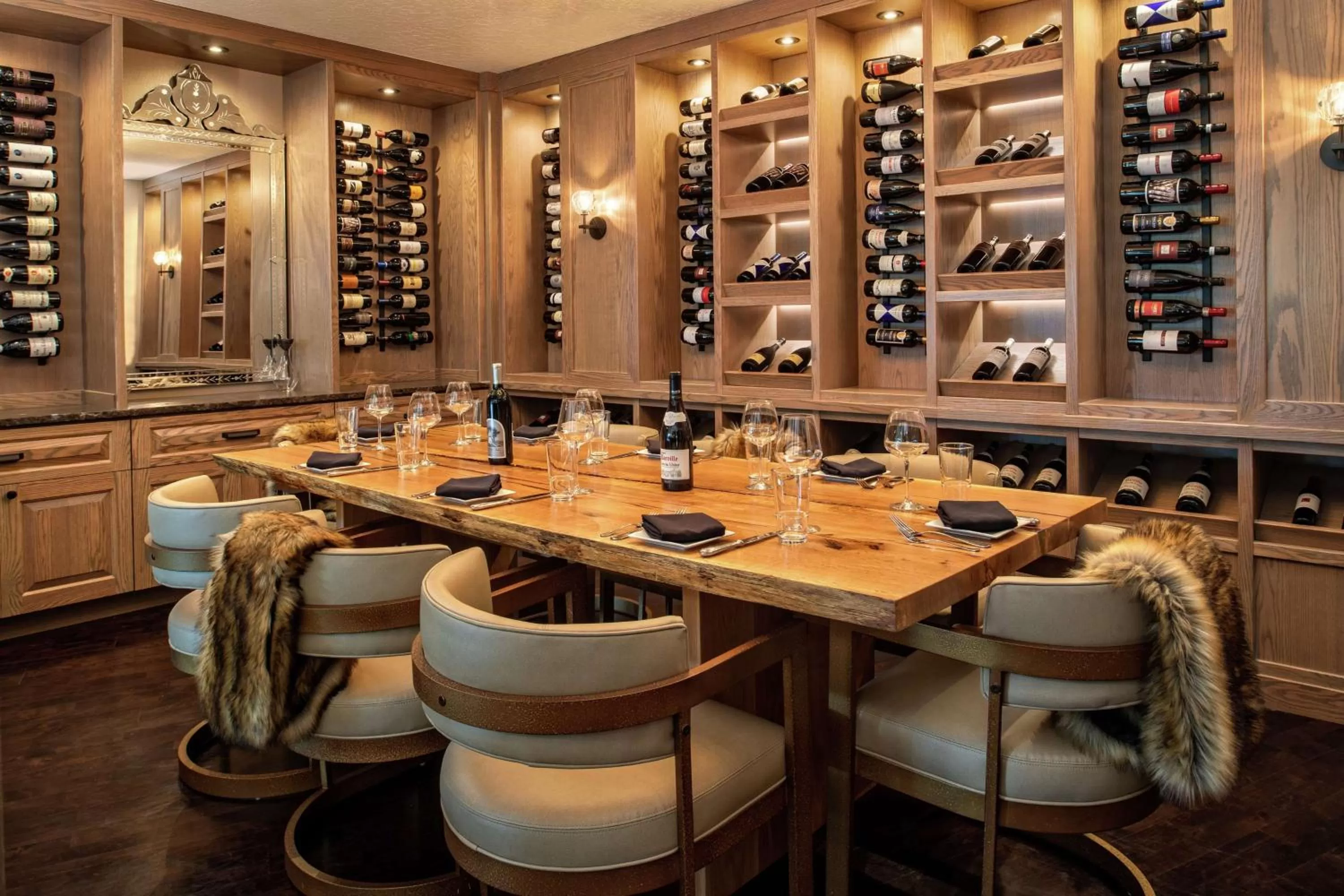 Dining area in DoubleTree by Hilton Missoula Edgewater