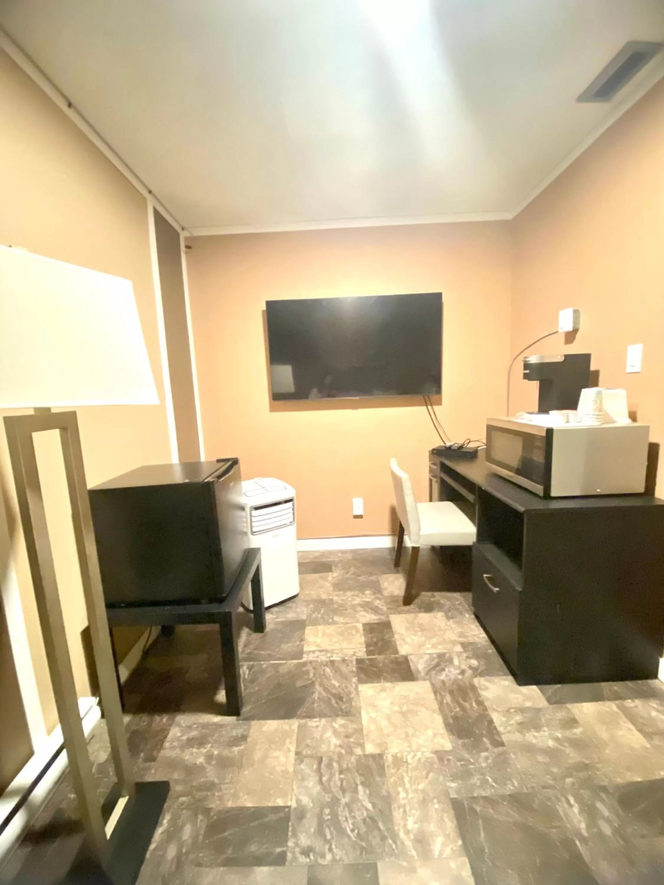 Standard Queen Room in The George Dawson Inn & Conference Centre