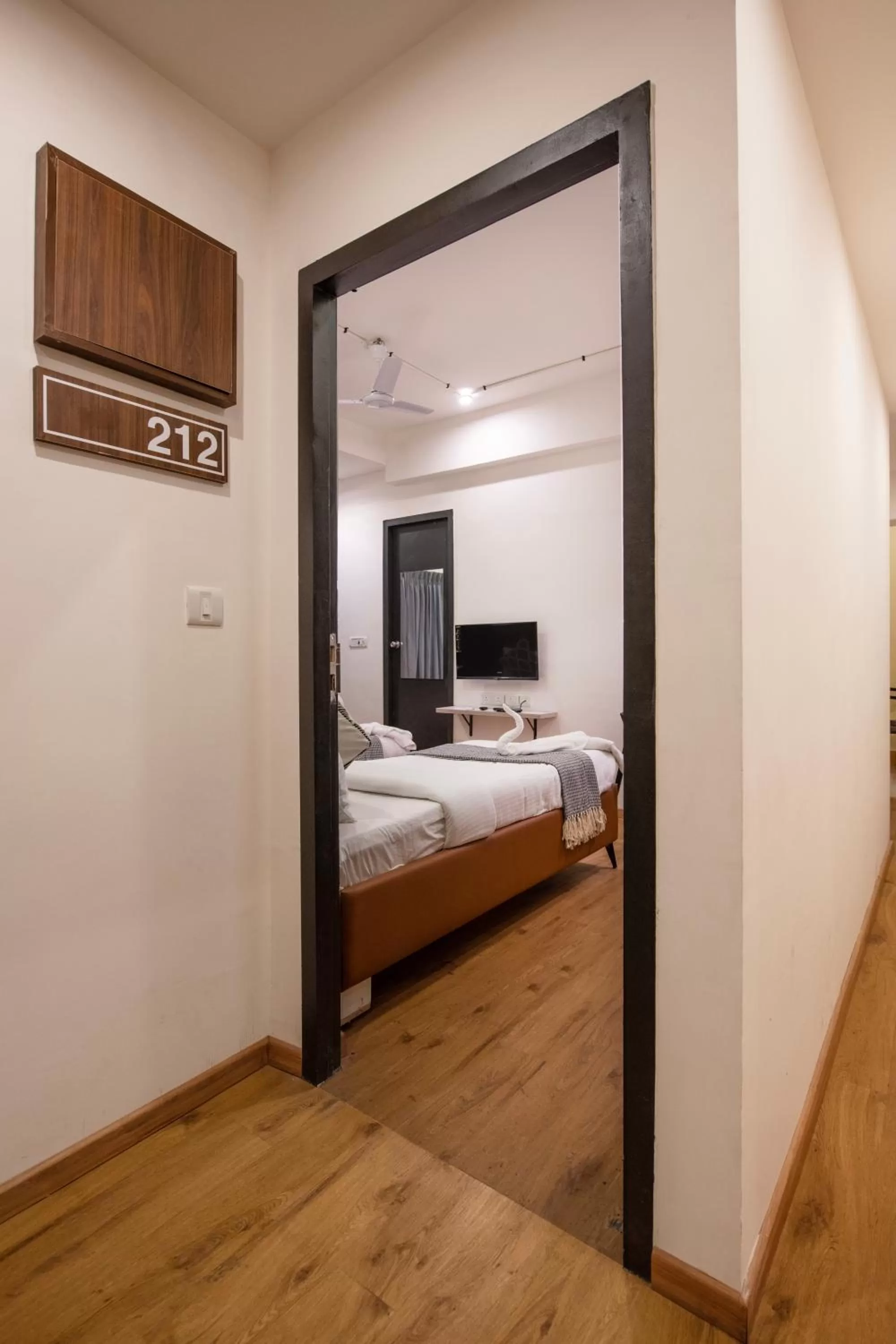 Bed in Convastay Prestige- Near Apollo Hospital & US Consulate