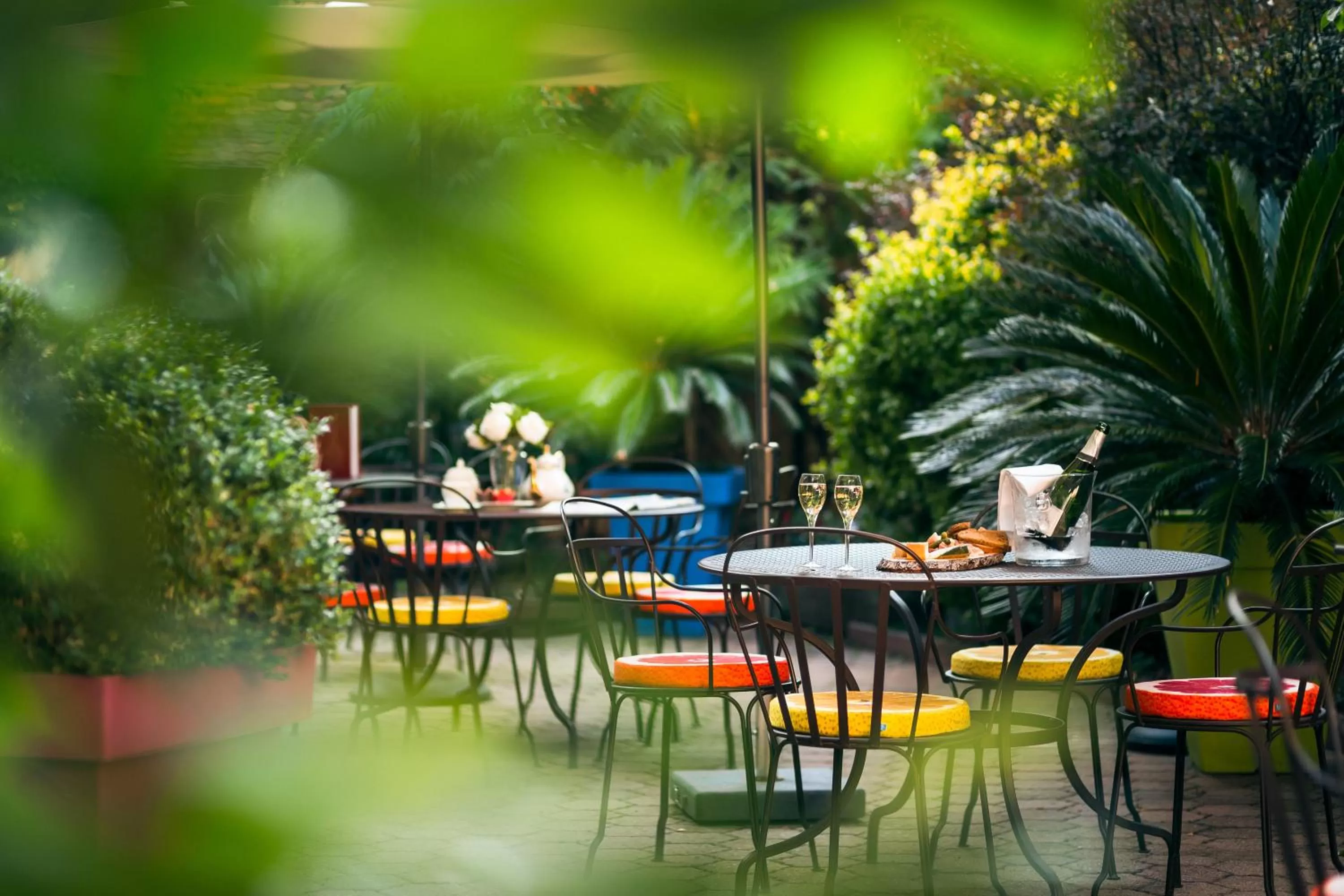 Patio in Hôtel des Deux Clefs