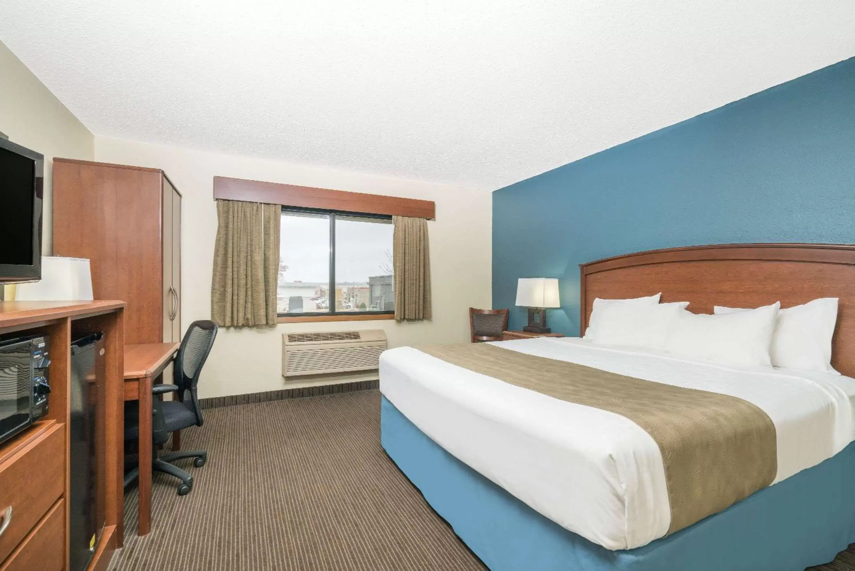 King Room with Roll-in Shower - Mobility Access/Non-Smoking in Days Inn & Suites by Wyndham Baxter Brainerd Area King Room with Roll-in Shower - Mobility Access/Non-Smoking in Days Inn & Suites by Wyndham Baxter Brainerd Area