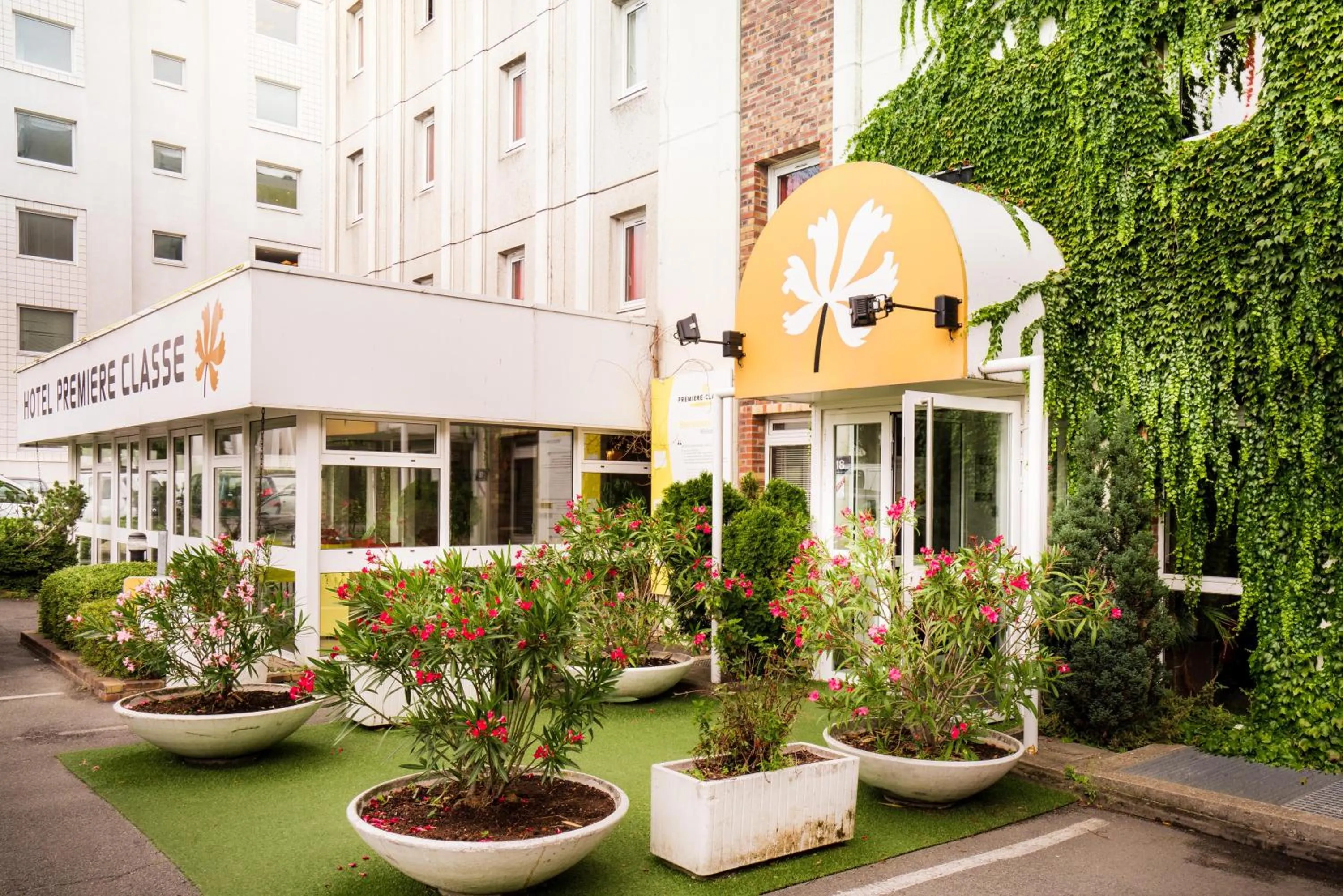 Facade/entrance in Premiere Classe Rungis - Orly