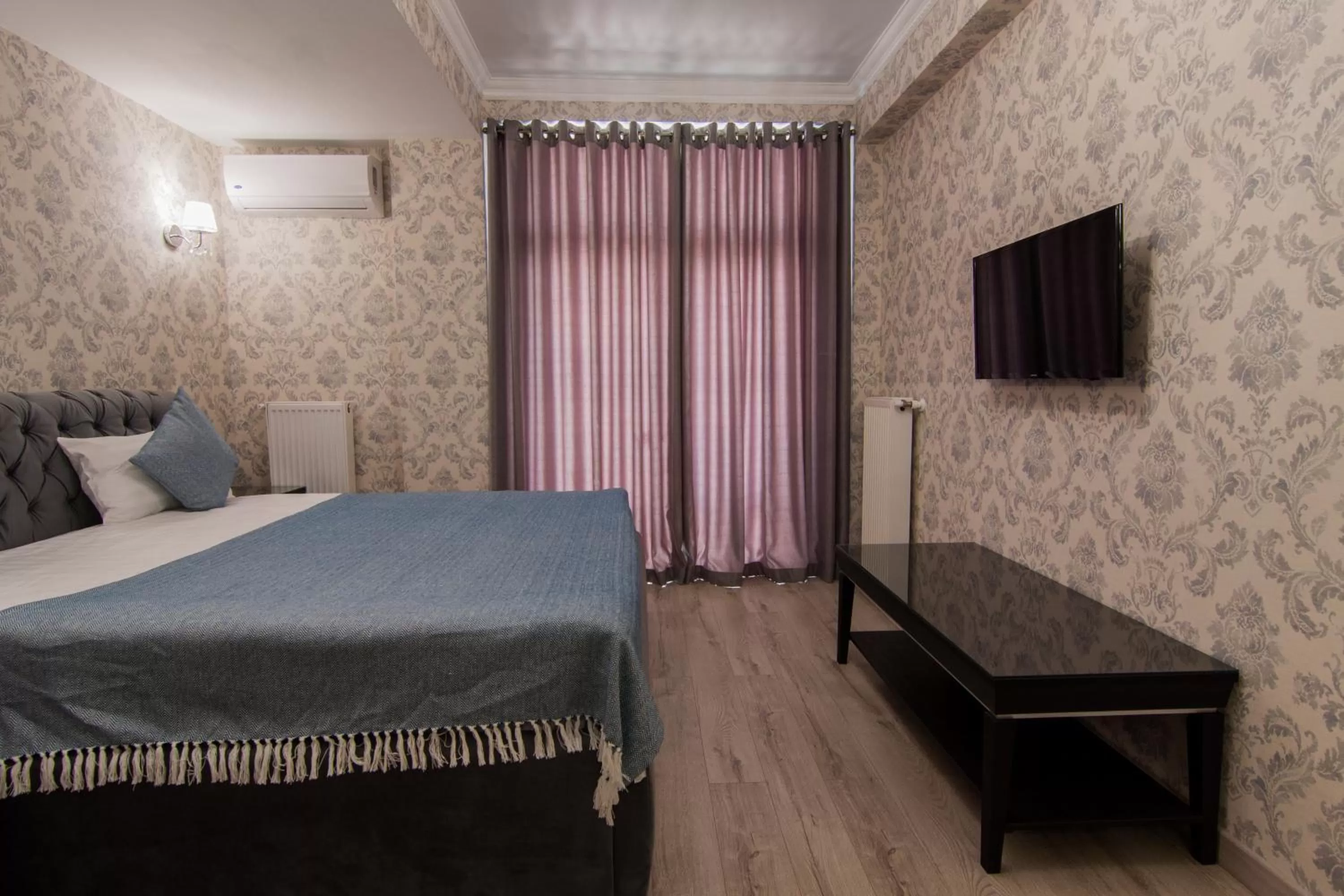 Photo of the whole room, Bed in Klassik Hotel