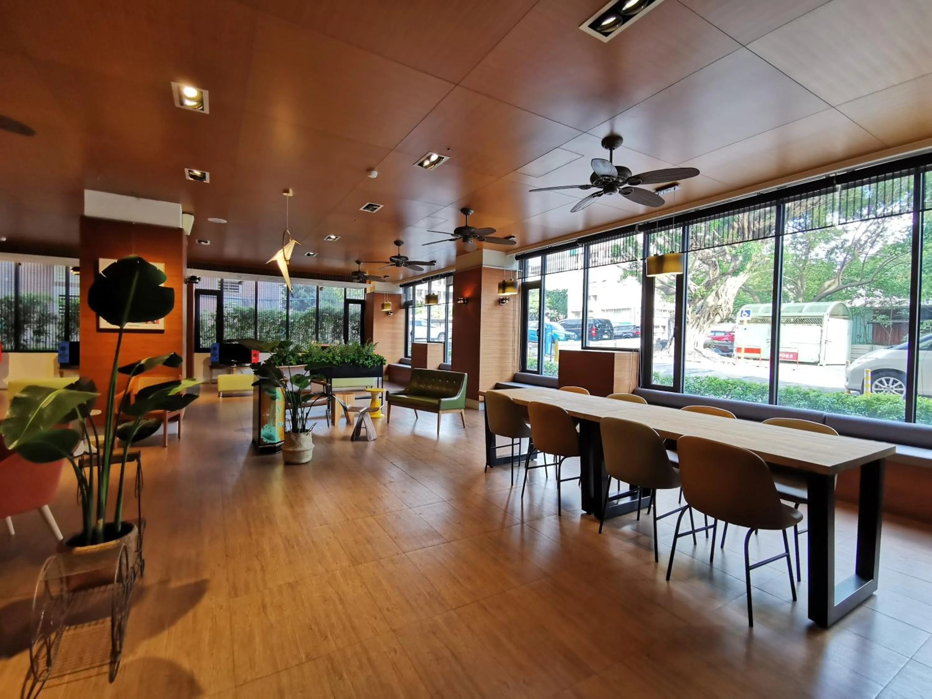 Communal lounge/ TV room in Azure Hotel