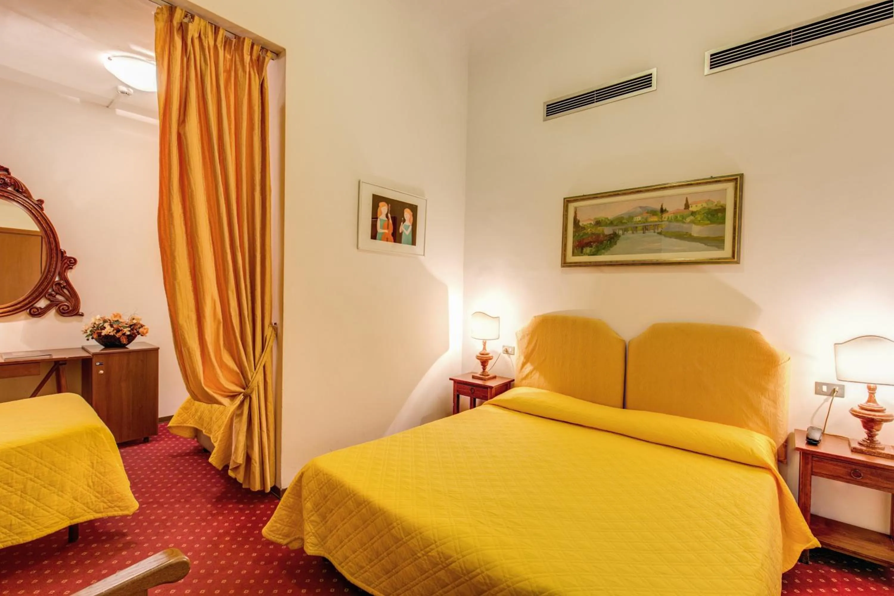 Photo of the whole room, Bed in Hotel Rex