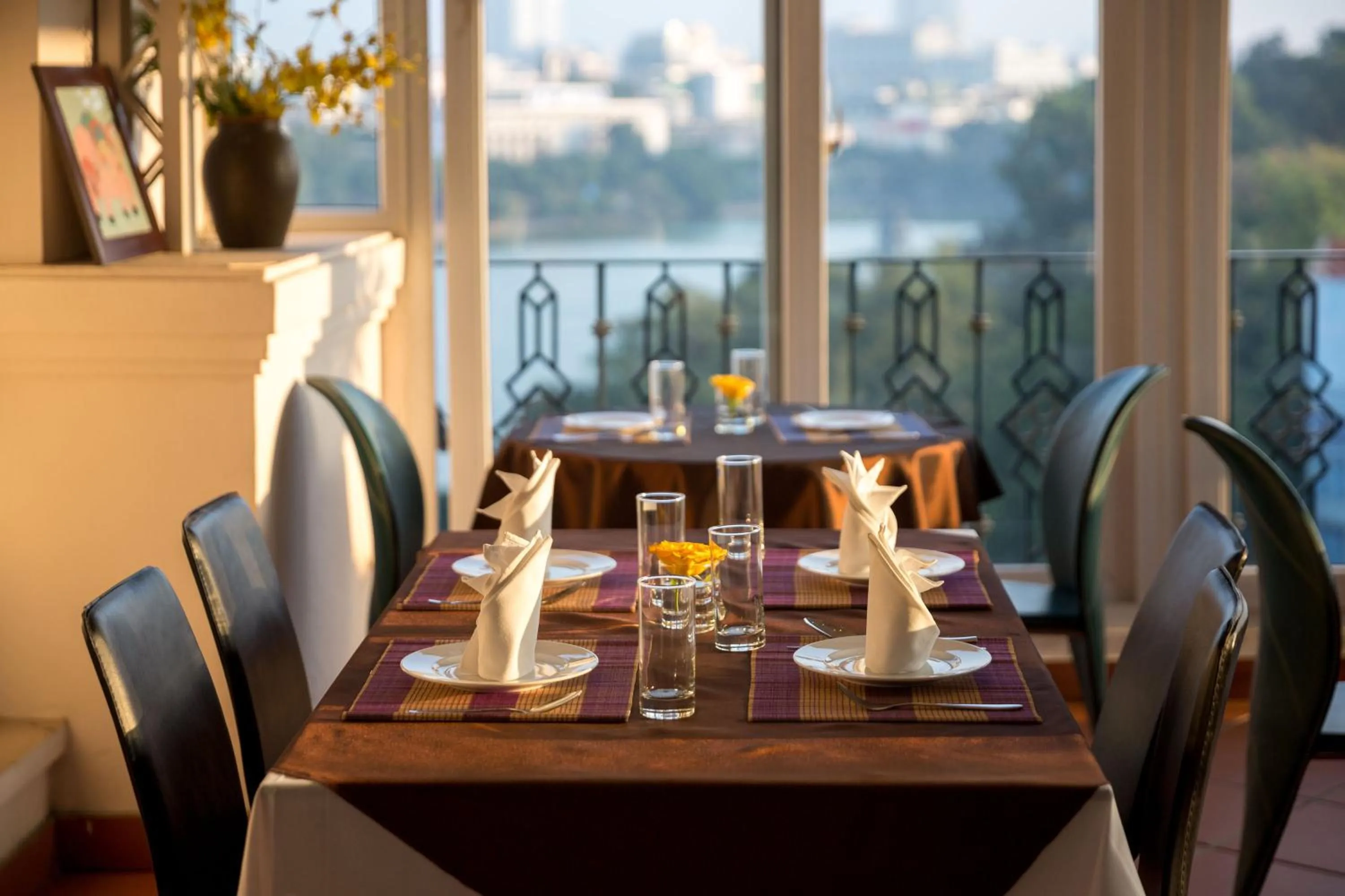 Restaurant/places to eat in Lakeside Palace Hotel