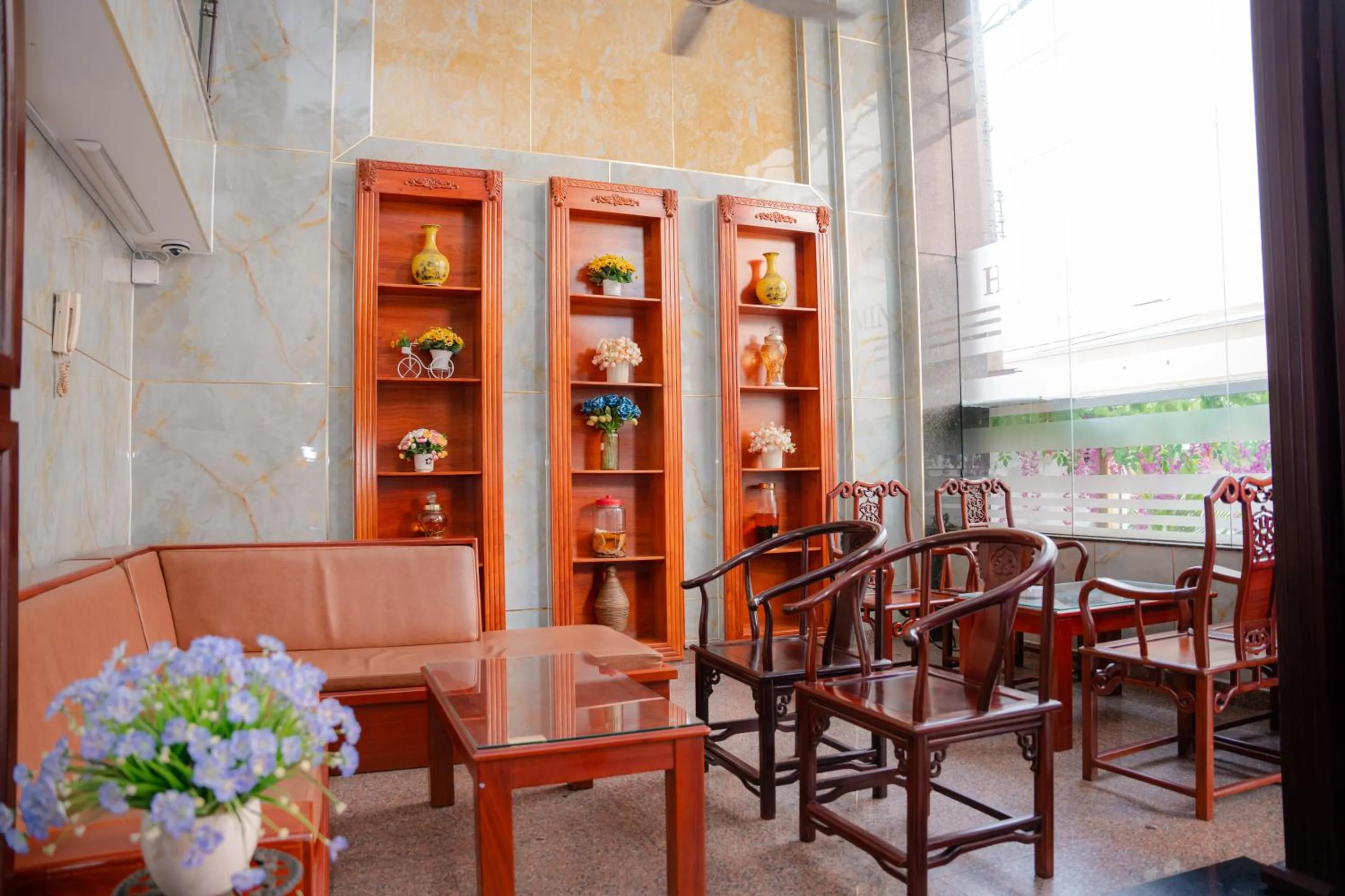 Communal lounge/ TV room in Duc Minh Saigon Airport Hotel