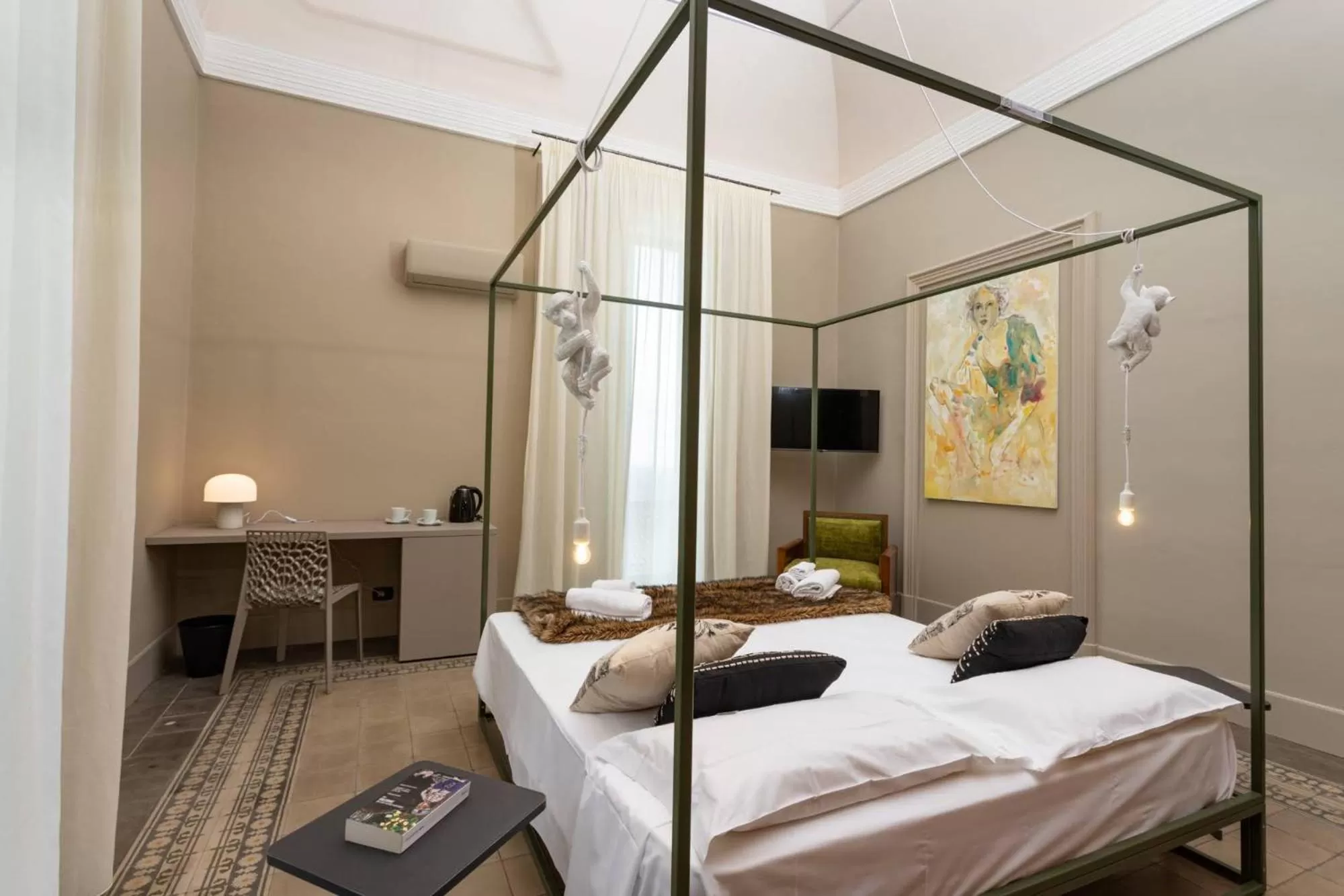 Photo of the whole room, Bed in 81 Suite and Breakfast