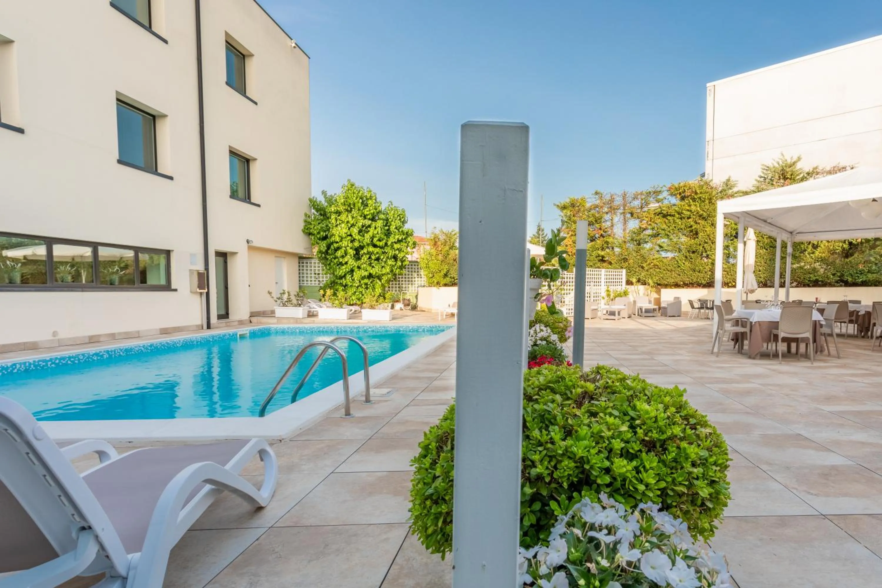 Restaurant/places to eat in Hotel Concorde