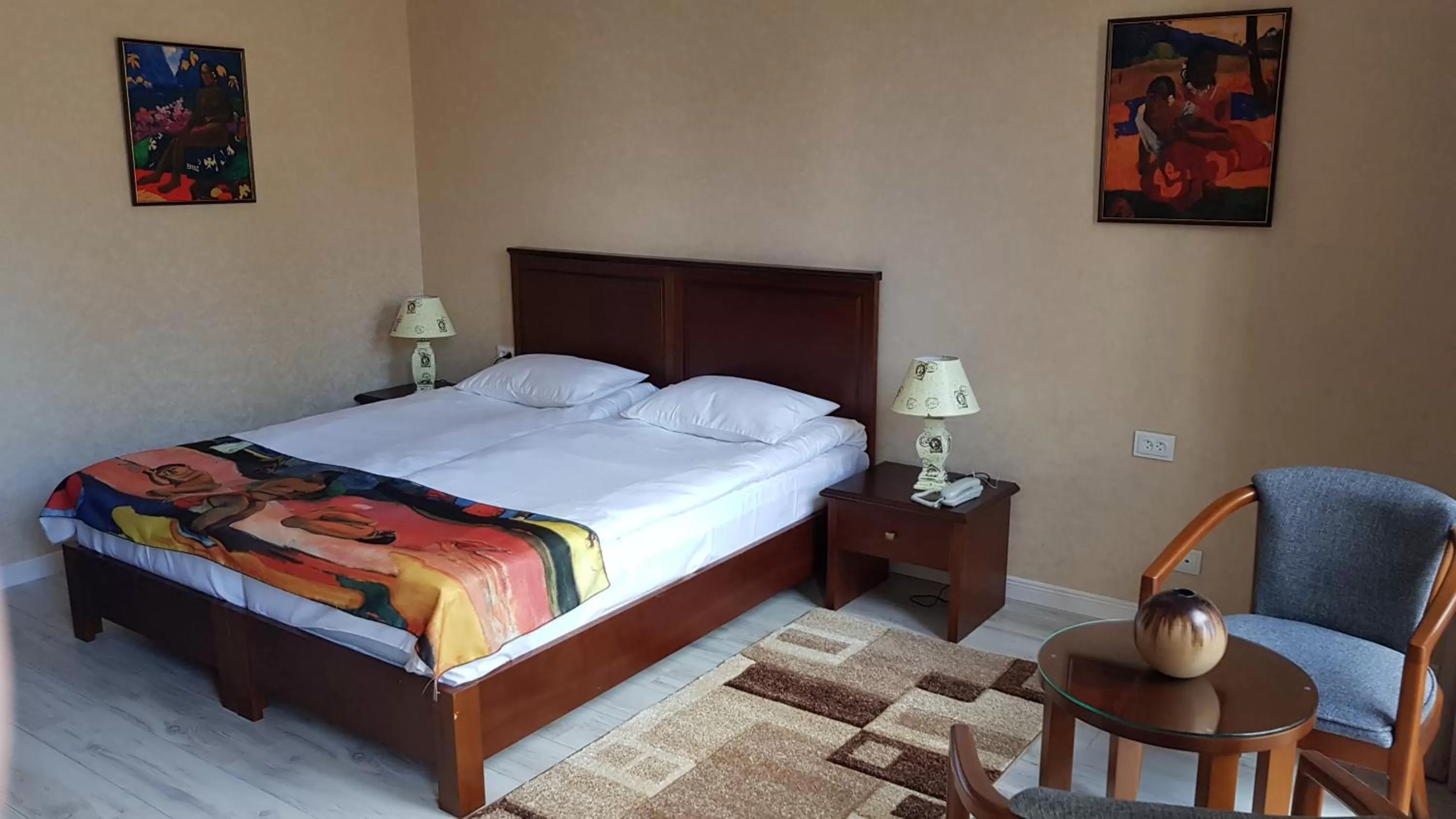 Photo of the whole room, Bed in Hotel Liberty Theatre