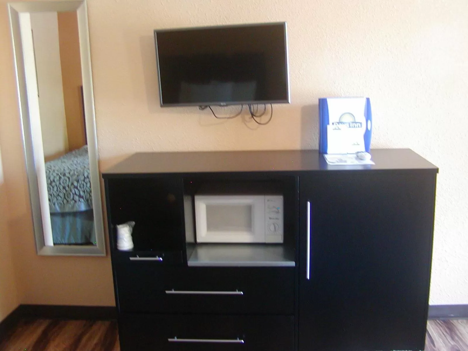 TV and multimedia in Days Inn by Wyndham Marietta White Water