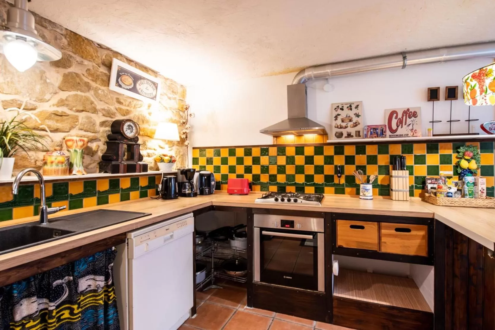 Communal kitchen, Kitchen/Kitchenette in VILLA ZENITH Hostel - LA MAISON