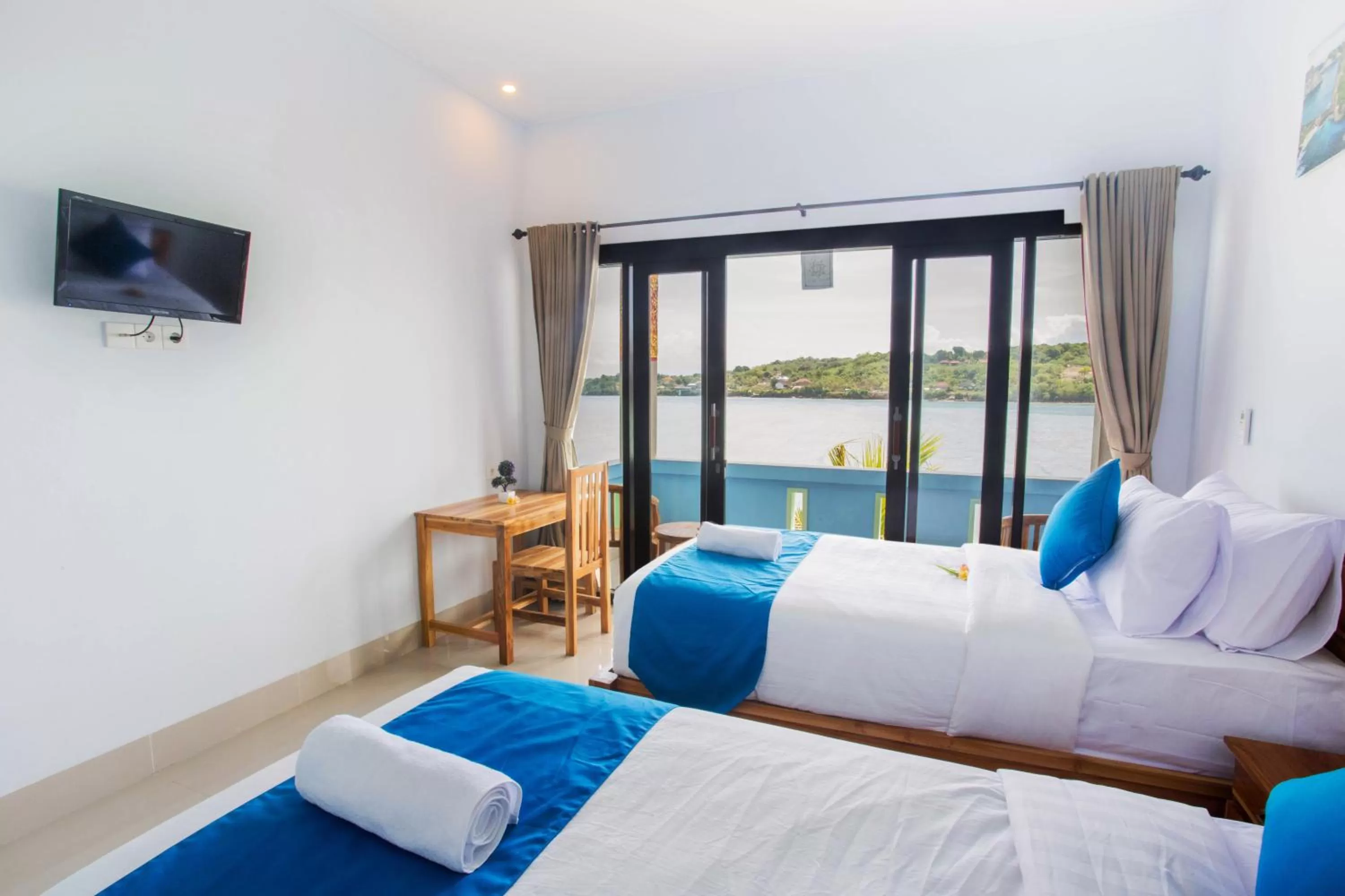 Bed in Aurora Beach View