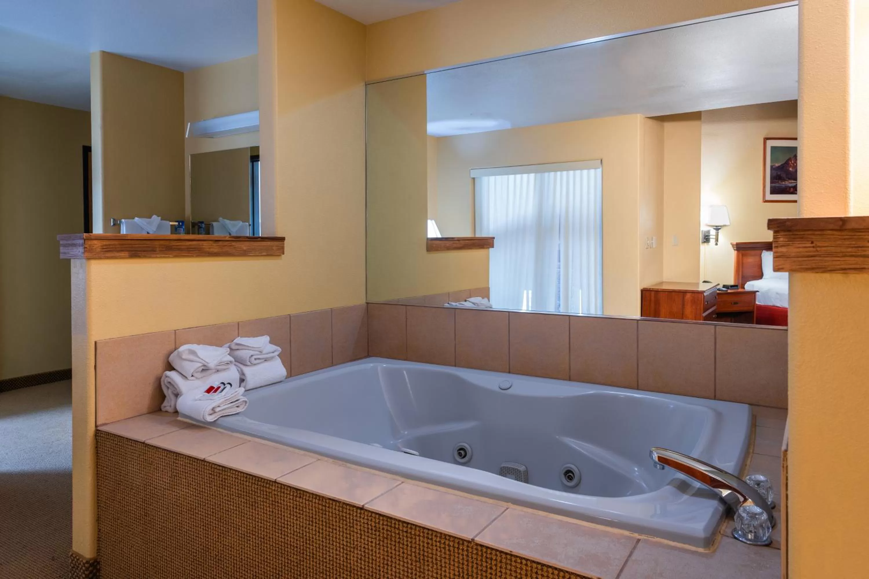 Bath in Pinedale Hotel & Suites