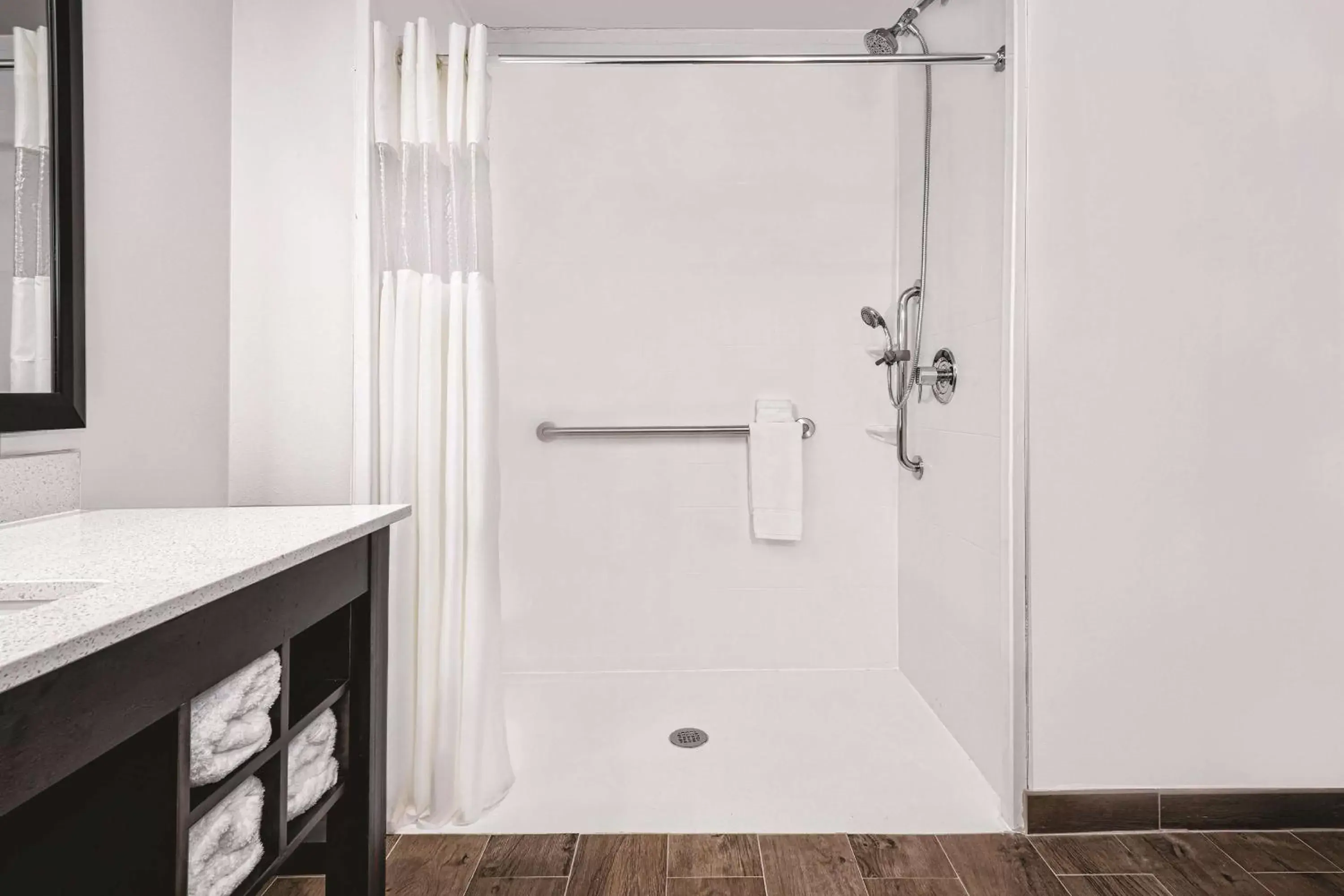 King Room with Bath Tub - Mobility/Hearing Accessible - Non-Smoking in La Quinta by Wyndham McAllen Convention Center King Room with Bath Tub - Mobility/Hearing Accessible - Non-Smoking in La Quinta by Wyndham McAllen Convention Center