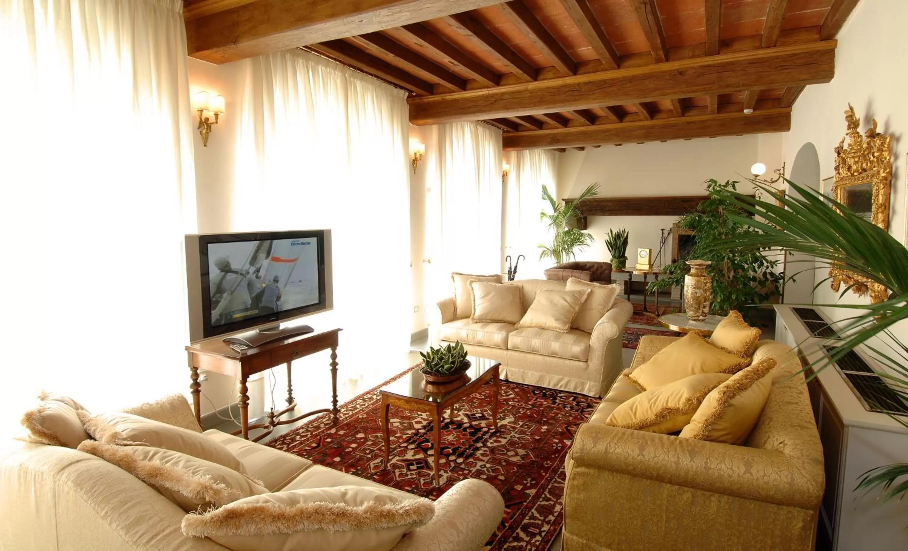 Communal lounge/ TV room in Villa Olmi Firenze