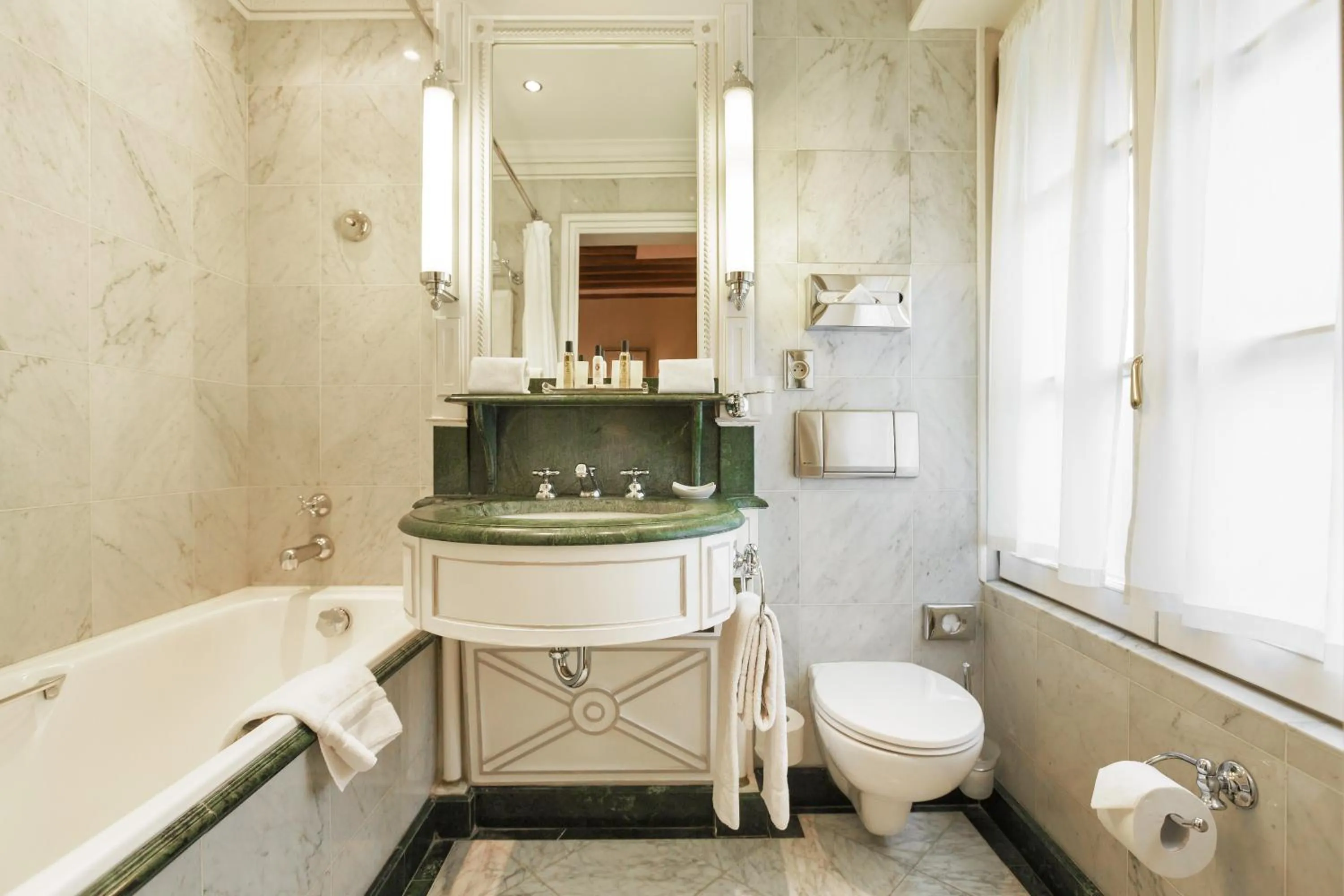 Bathroom in Hotel Luxembourg Parc