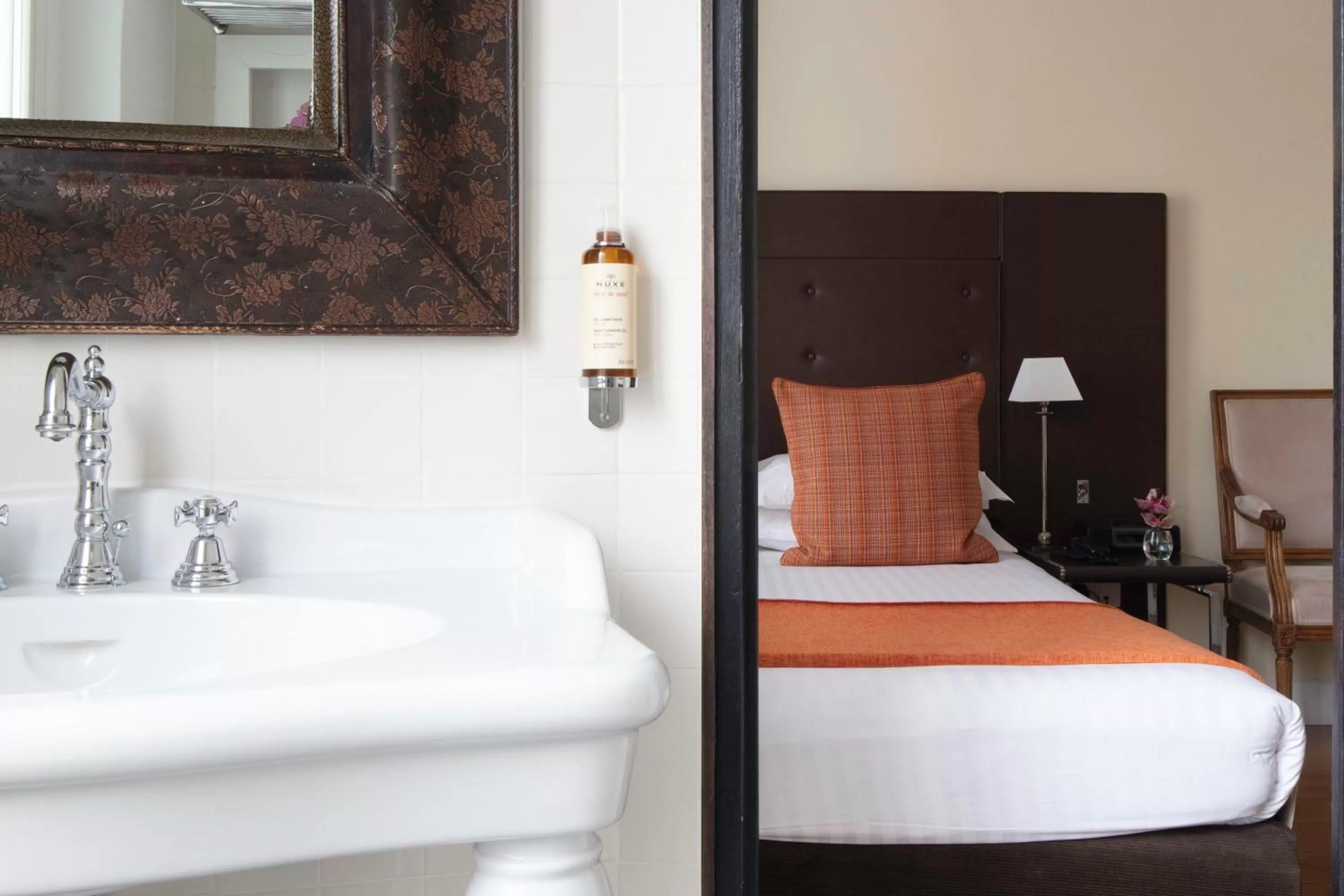 Photo of the whole room, Bed in Le 123 Elysees - Astotel