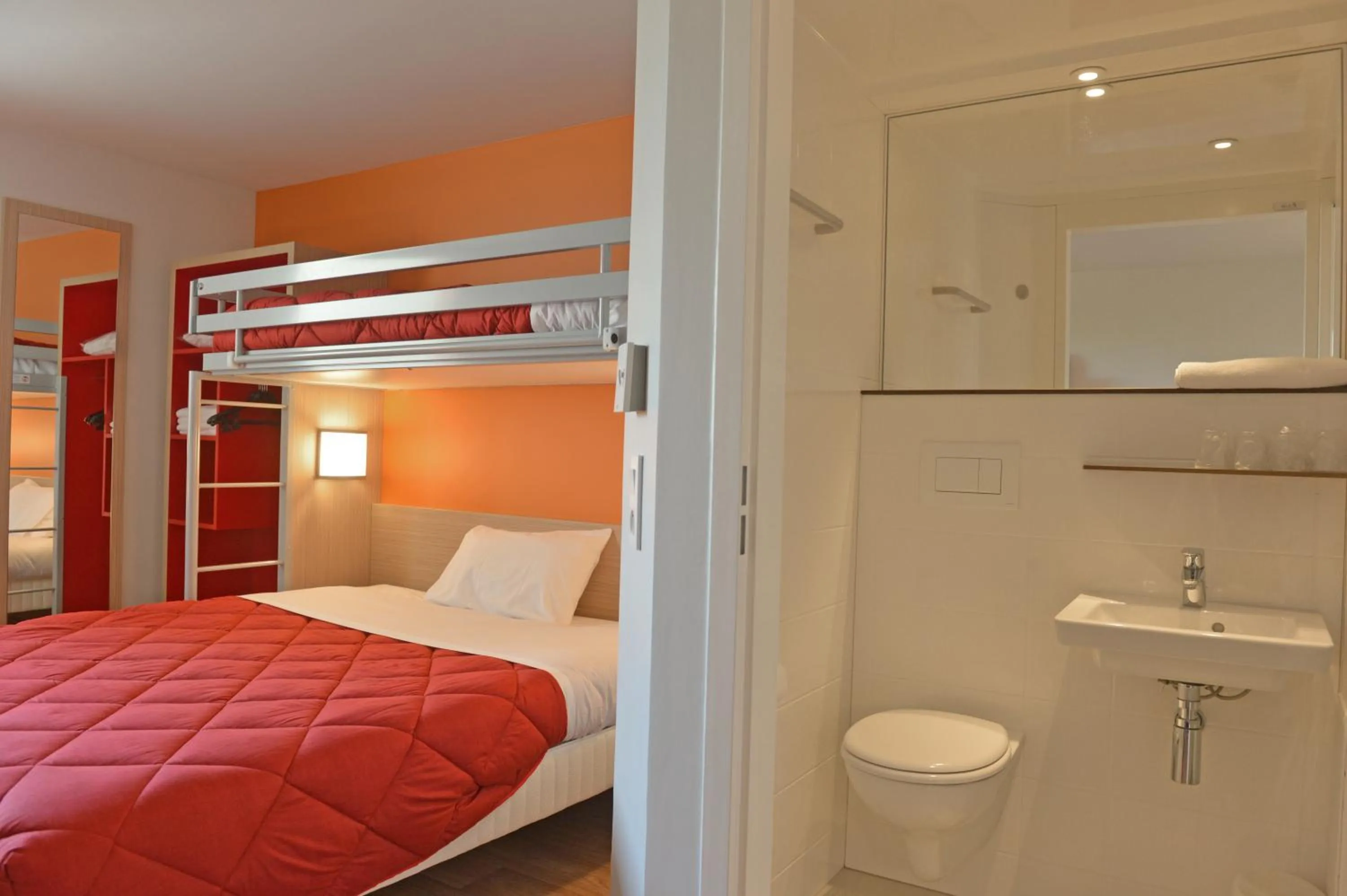Shower, Bed in Premiere Classe Reims Nord - Bétheny