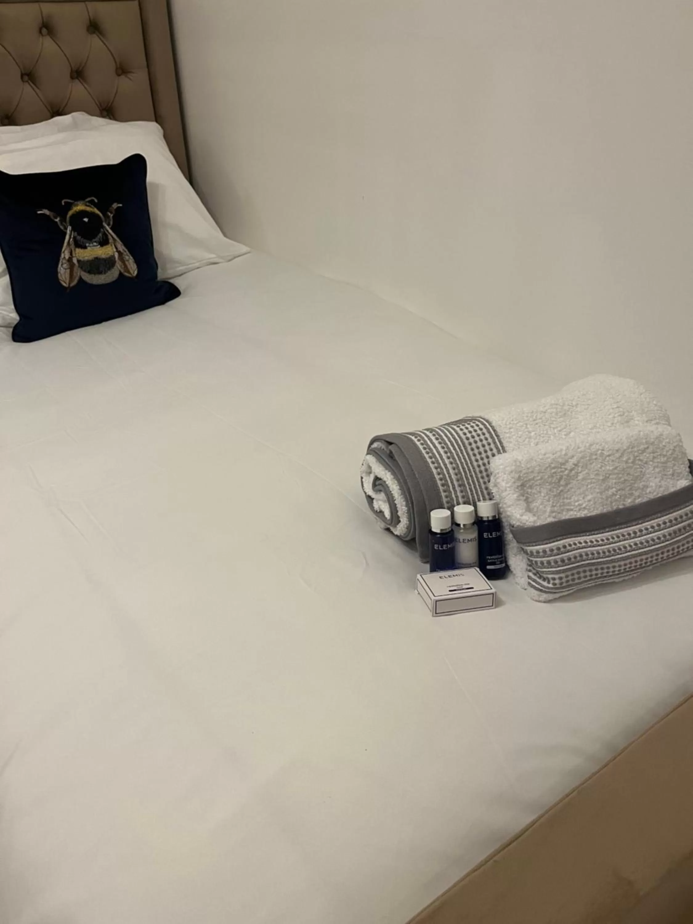 Bed in TJ Homes - Luxury Studio Suite with Garden View - Next to tube station London