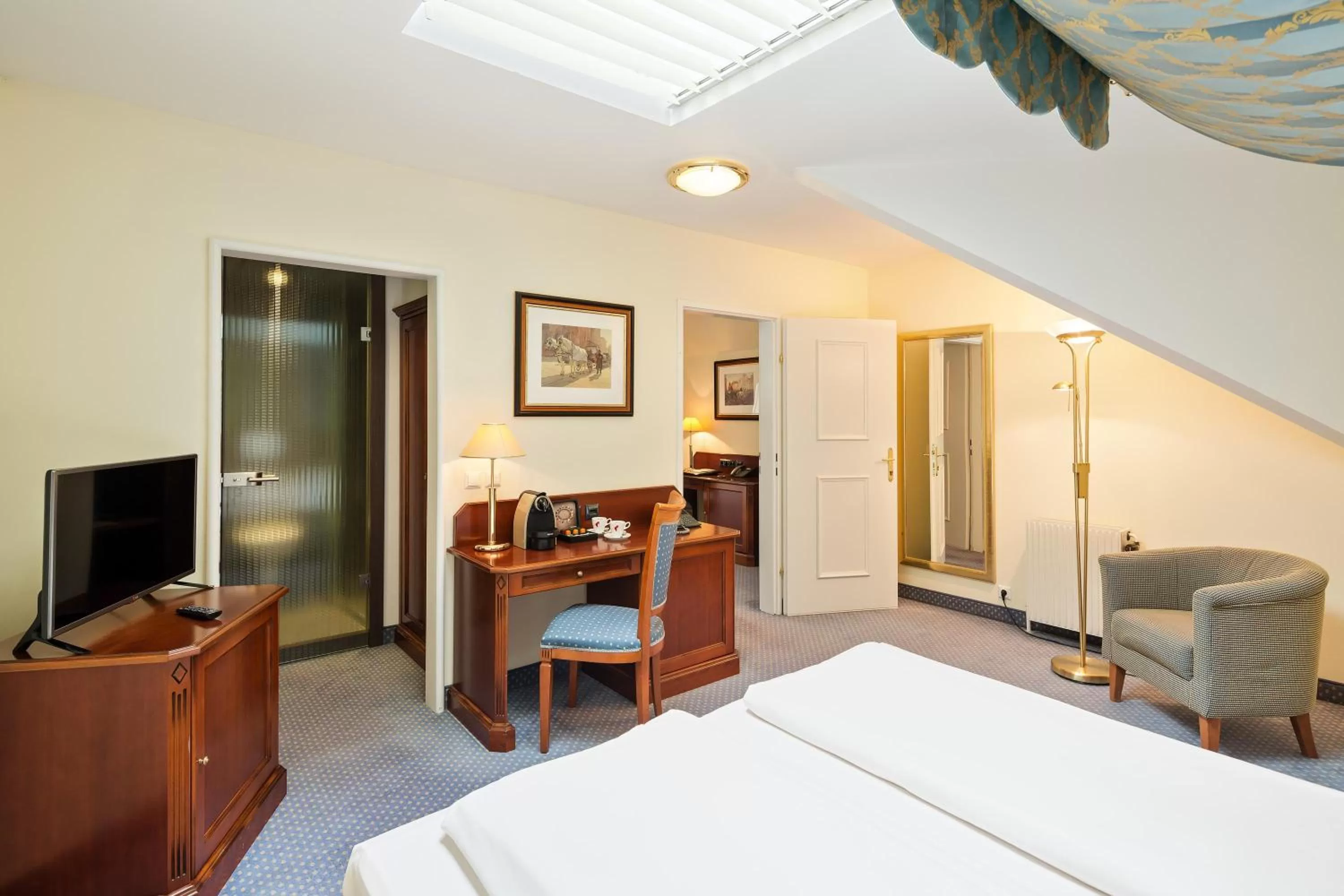 Photo of the whole room, Bed in Austria Trend Hotel Schloss Wilhelminenberg Wien