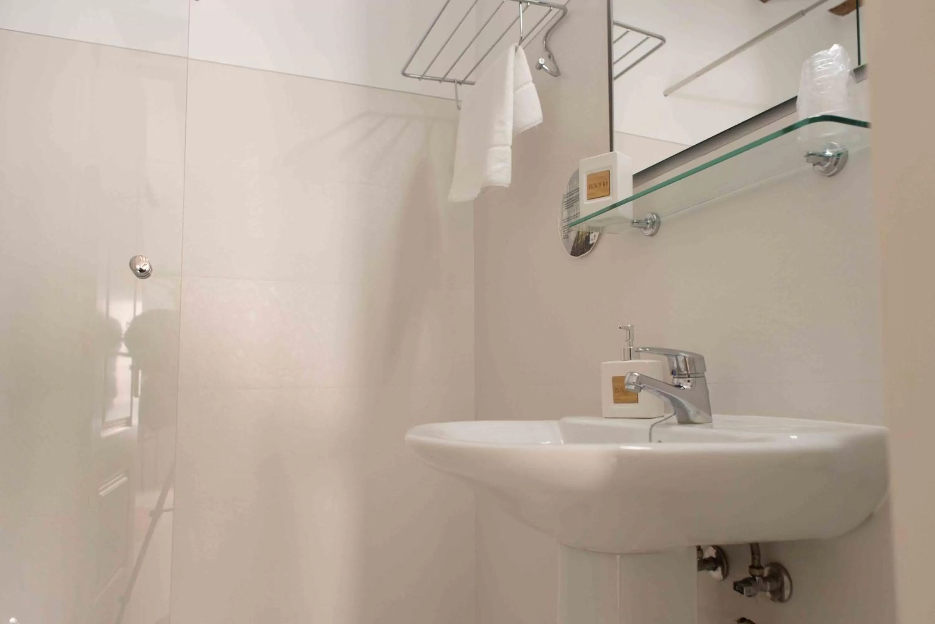 Bathroom in Hotel Almunia