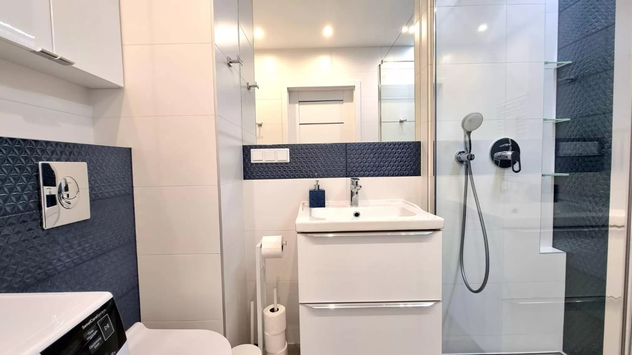 Shower, Bathroom in NOOK NOOK Apartments Bytkowska 103