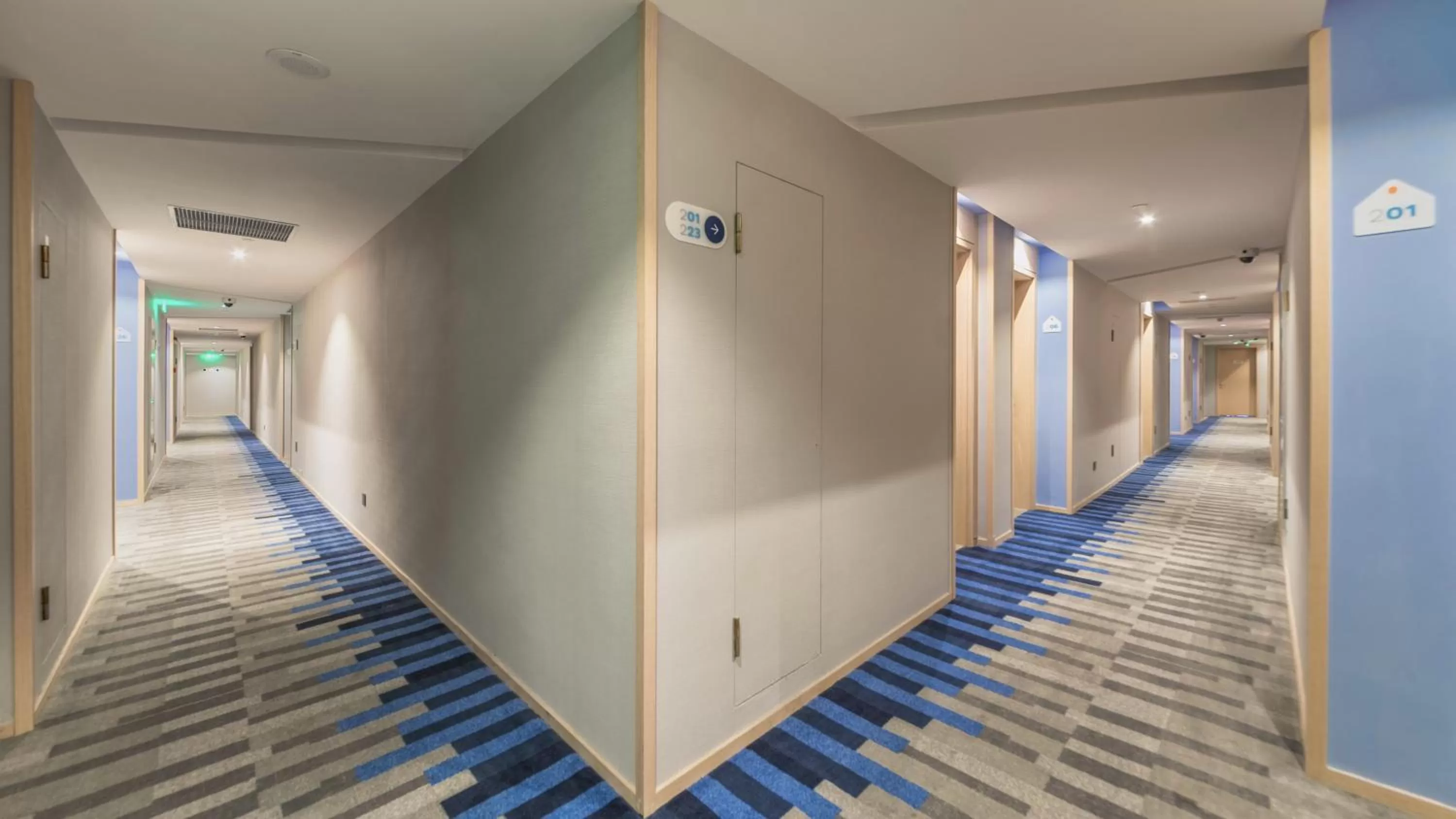 Lobby or reception in Holiday Inn Express Shanghai Gubei by IHG