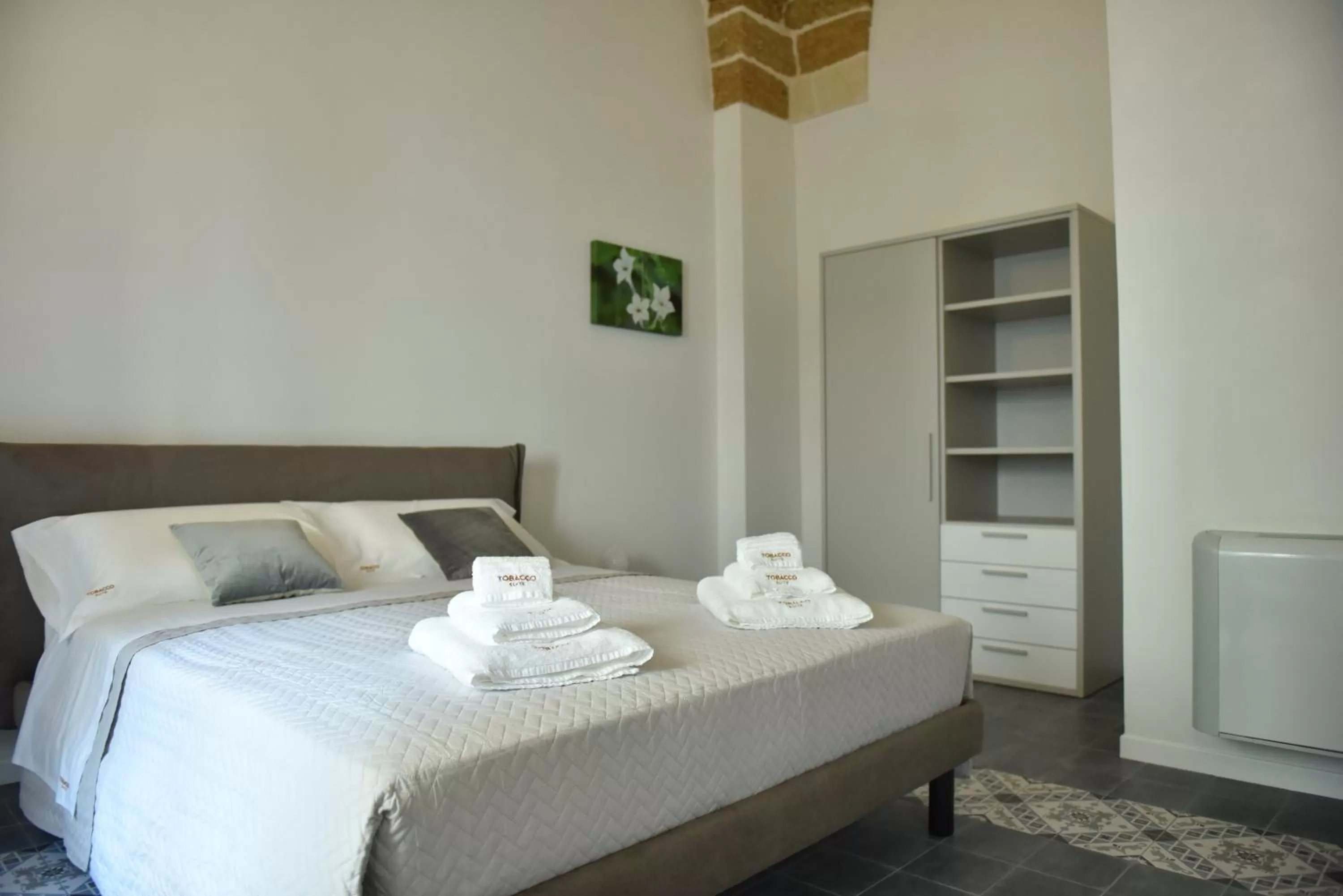 Photo of the whole room, Bed in Tobacco Suite