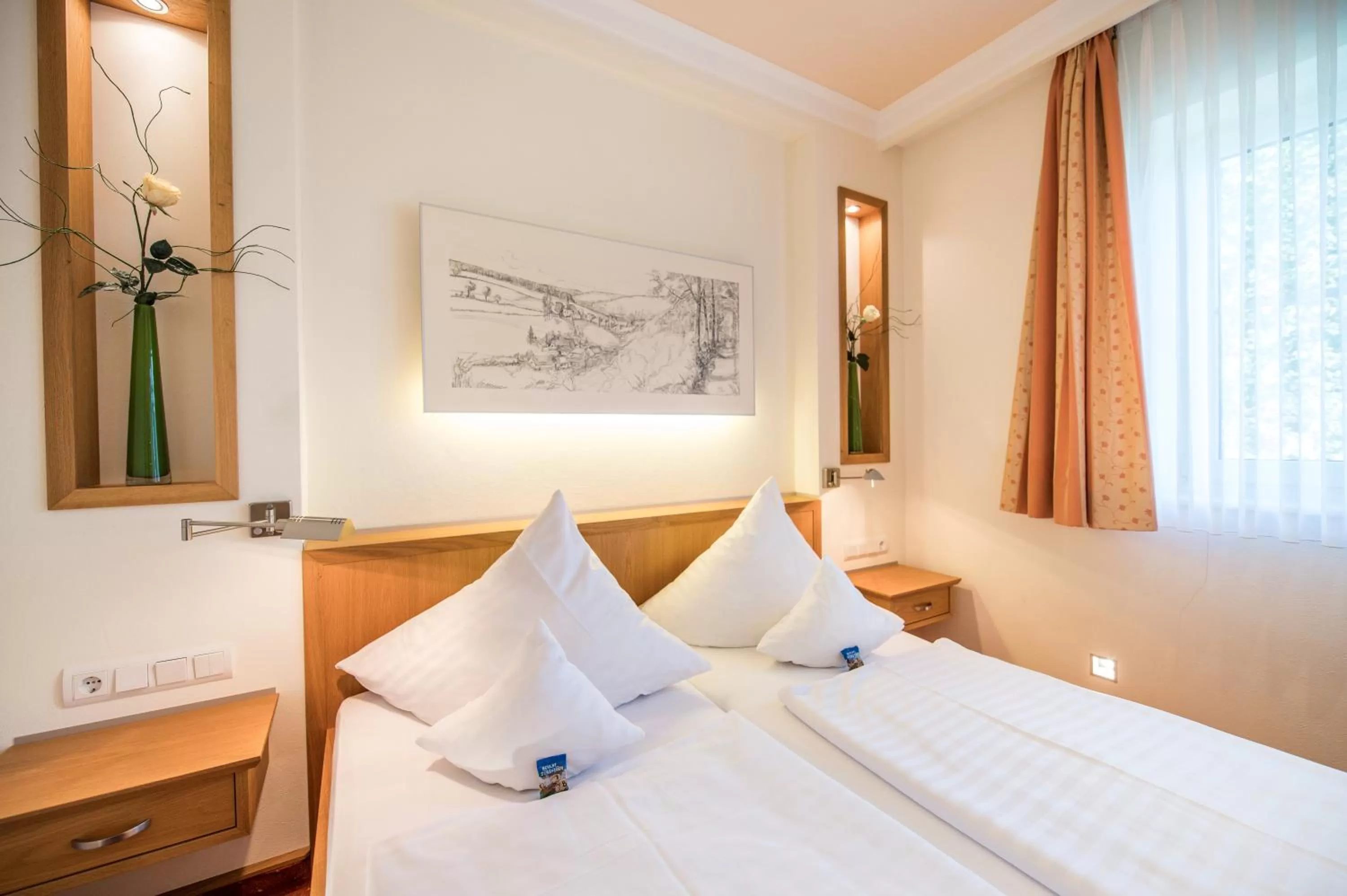 Photo of the whole room, Bed in Hotel Hanses-Bräutigam