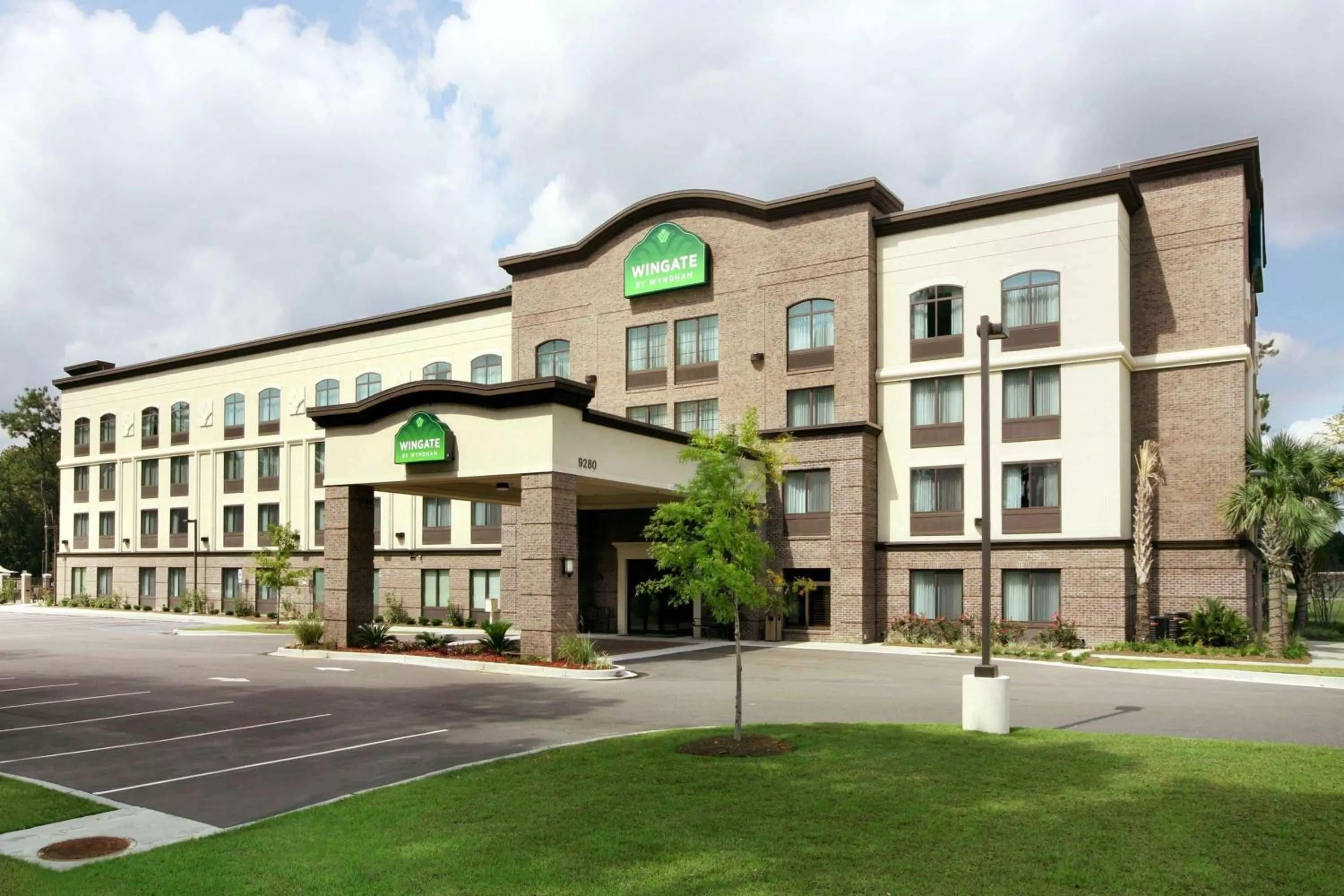 Property building in Wingate by Wyndham Charleston Southern University