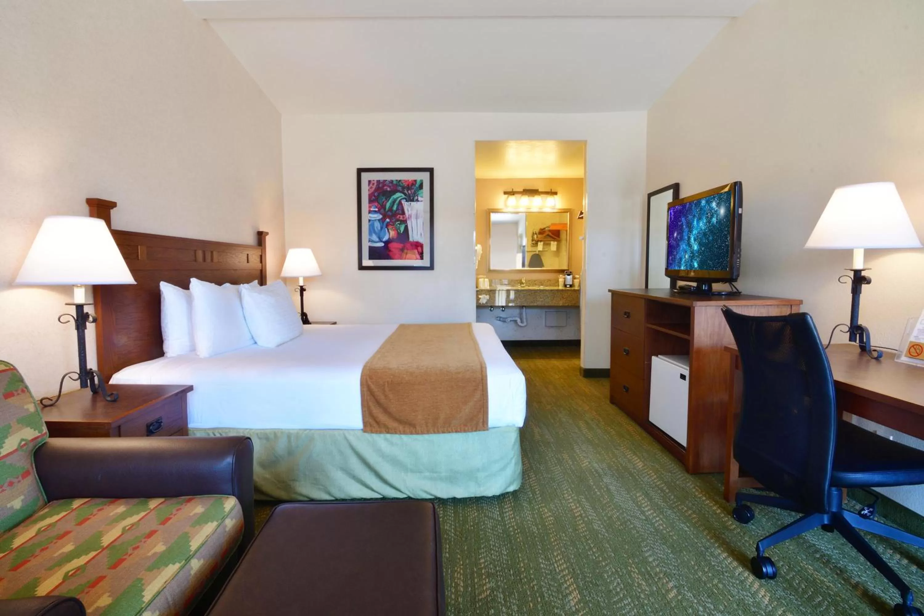 Photo of the whole room, Bed in Lamplighter Inn & Suites at SDSU