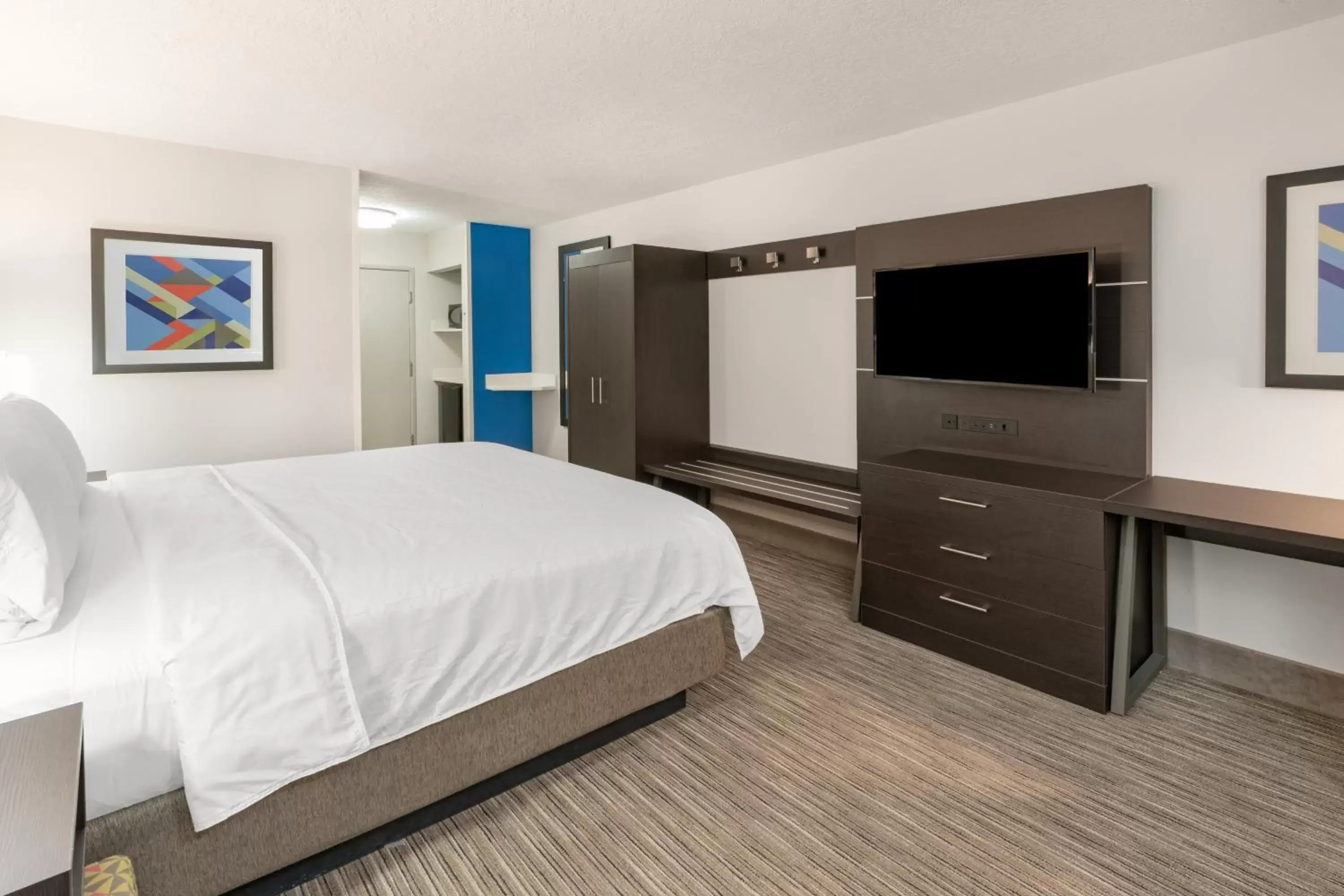 King Room with Roll-In Shower - Disability Access in Holiday Inn Express Hotel & Suites Albuquerque - North Balloon Fiesta Park by IHG King Room with Roll-In Shower - Disability Access in Holiday Inn Express Hotel & Suites Albuquerque - North Balloon Fiesta Park by IHG