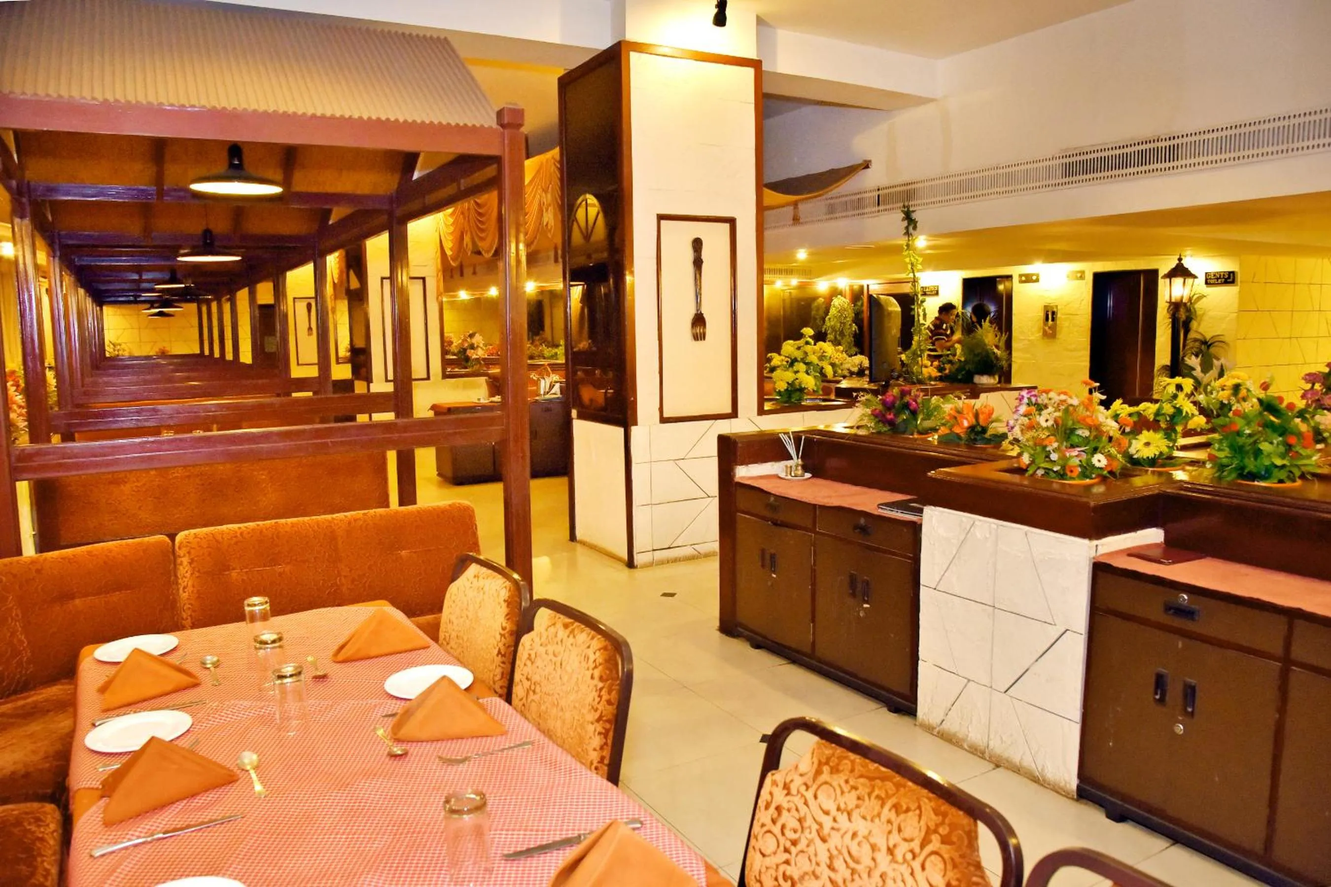 Restaurant/places to eat in Hotel Poonja International