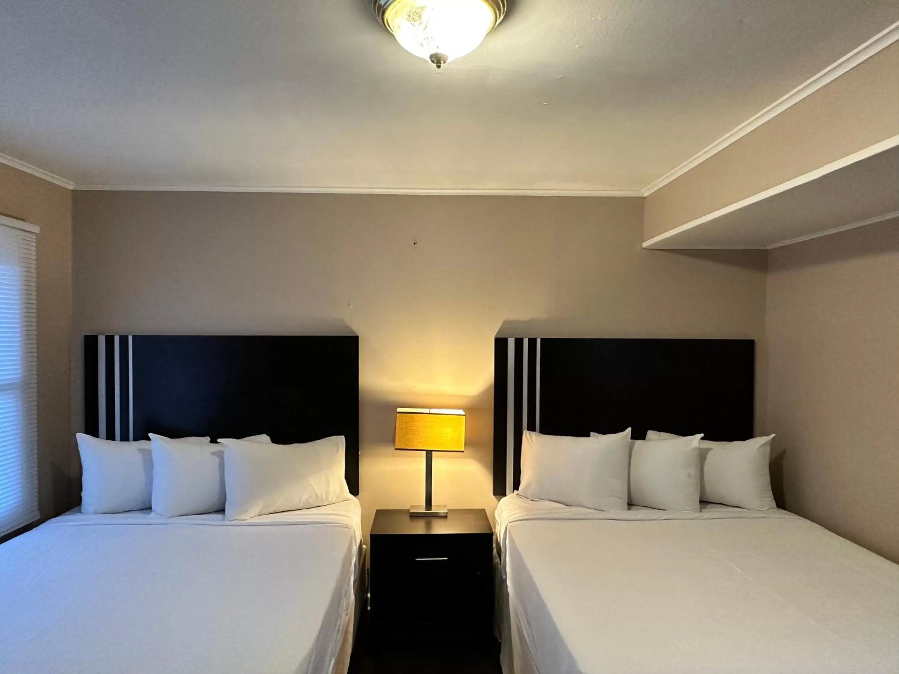 Bed in Community Court Motel