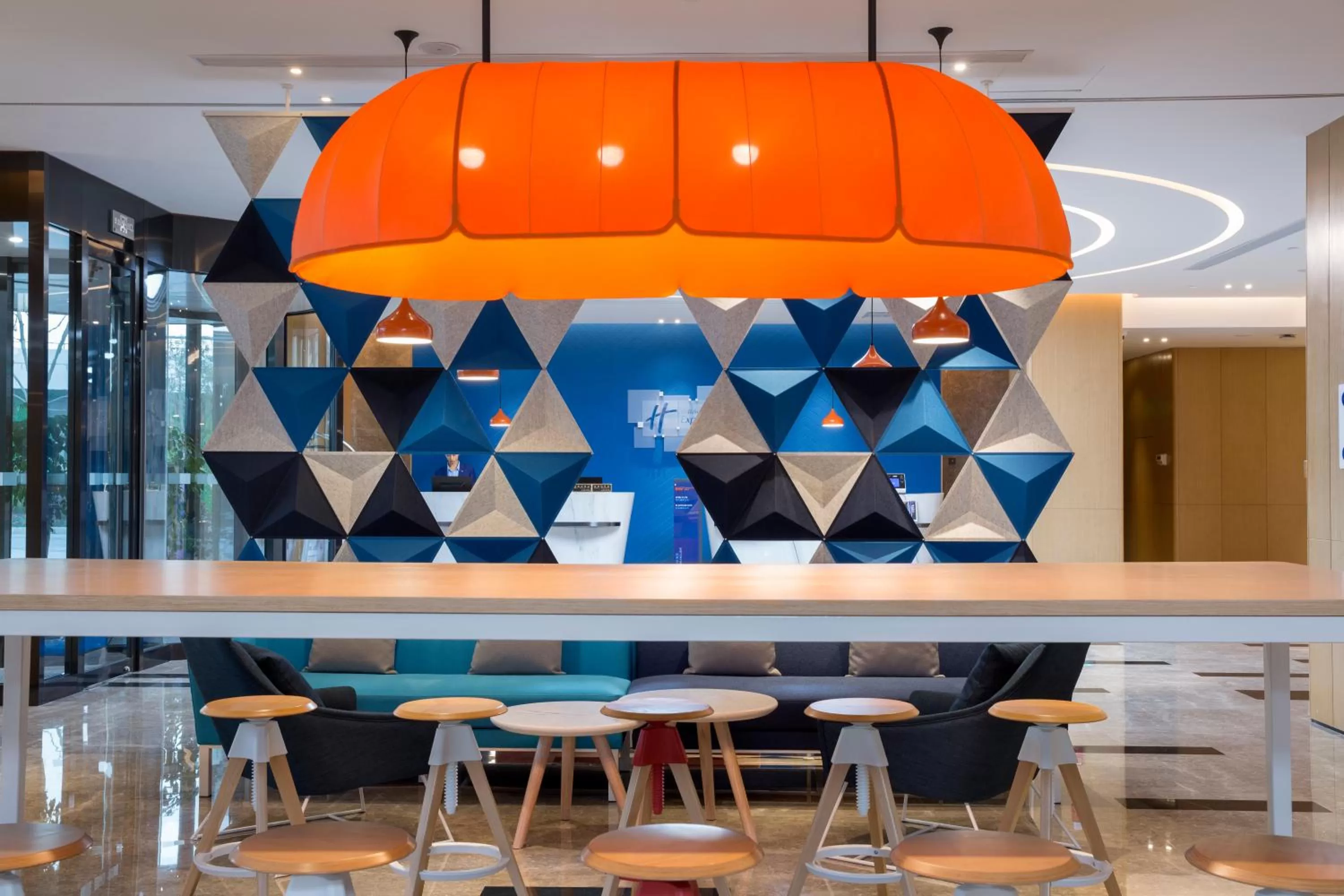 Lounge or bar in Holiday Inn Express Shanghai Kangqiao by IHG