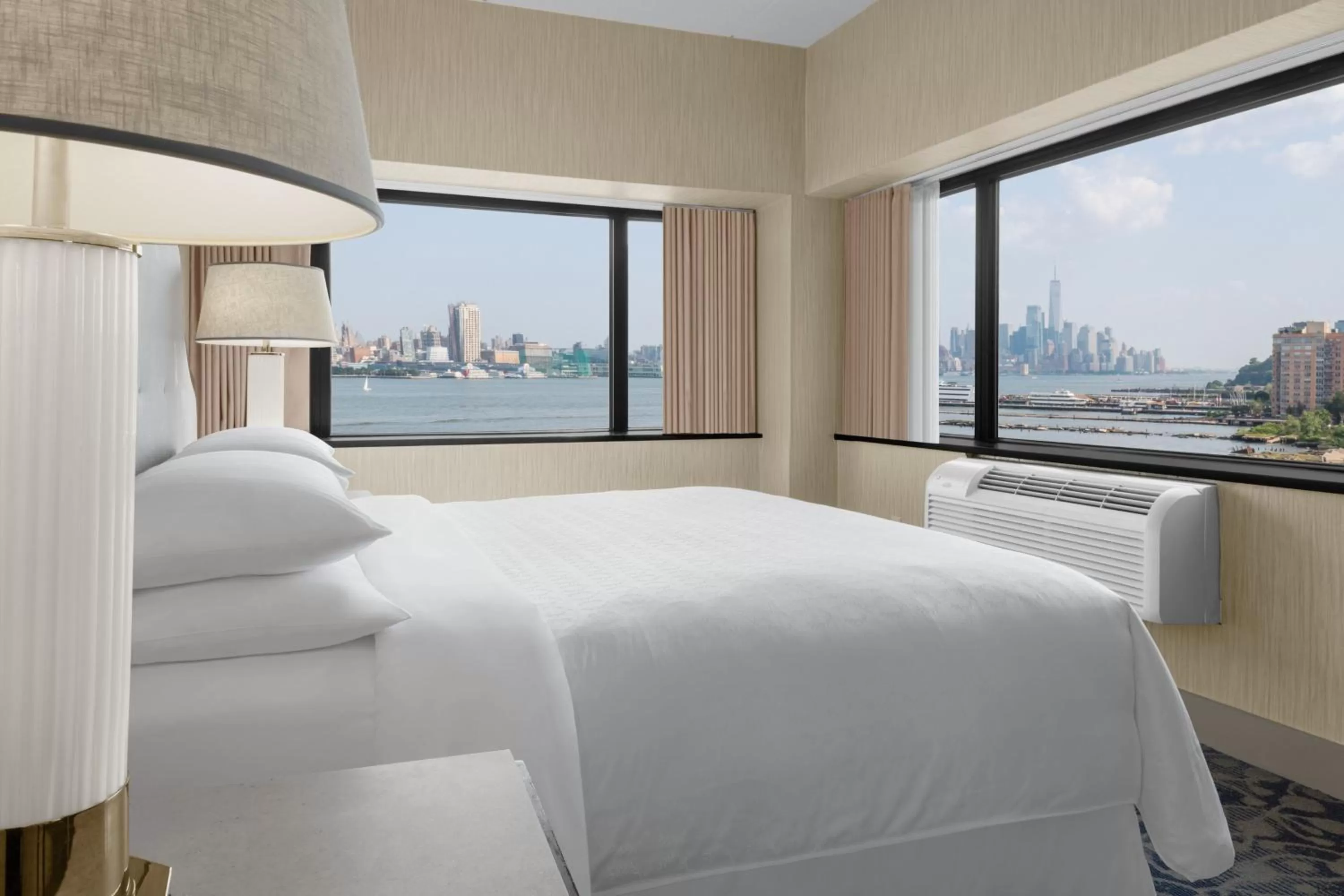 Photo of the whole room, Bed in Sheraton Lincoln Harbor Hotel