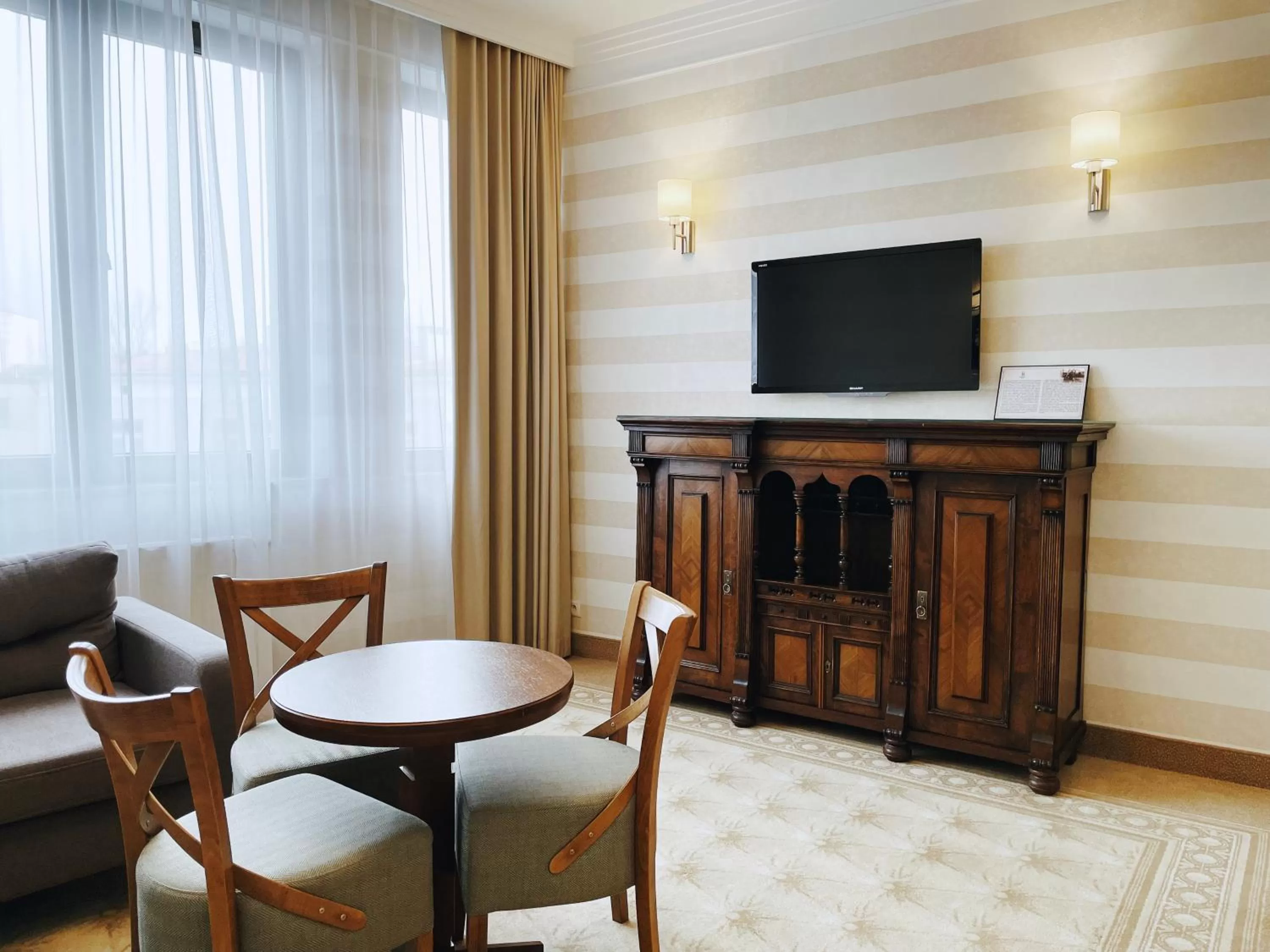 TV and multimedia in Hotel Esperanto